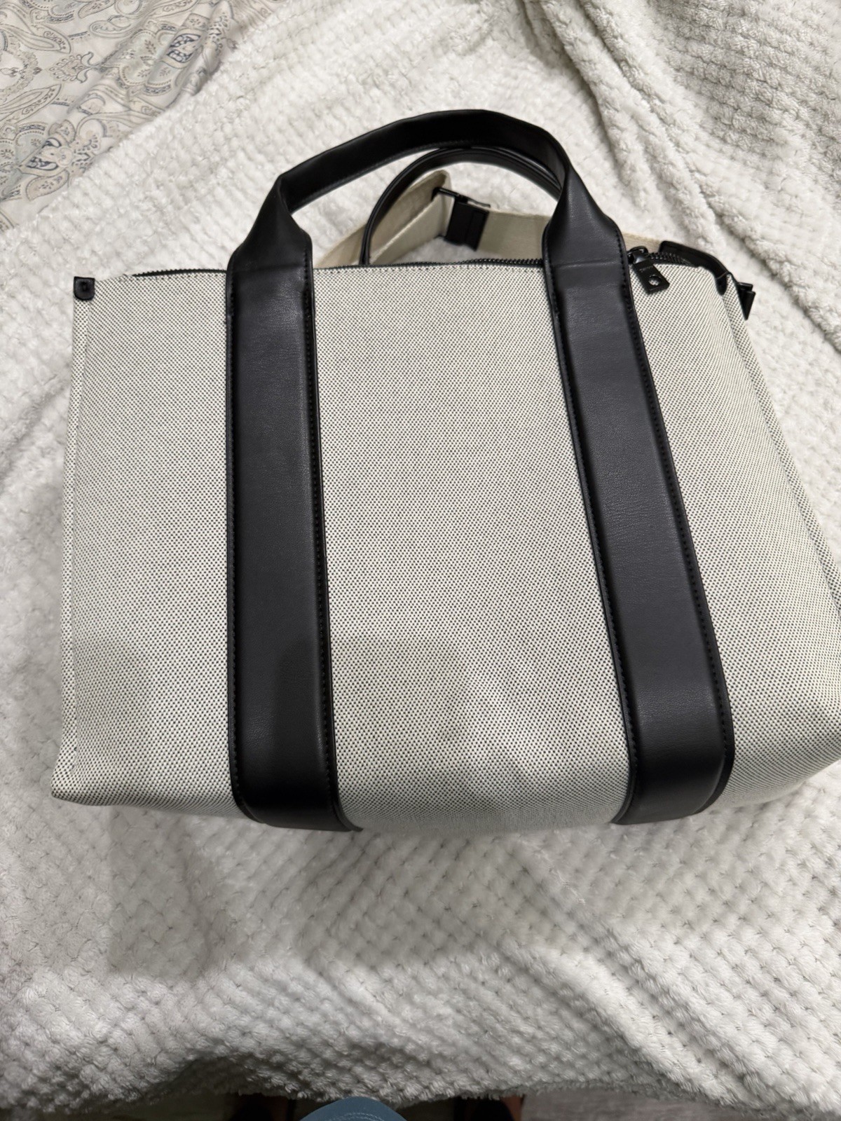 DKNY Medium Tote Bag Beige/Black Logo Zip Lined Pockets Detachable Strap