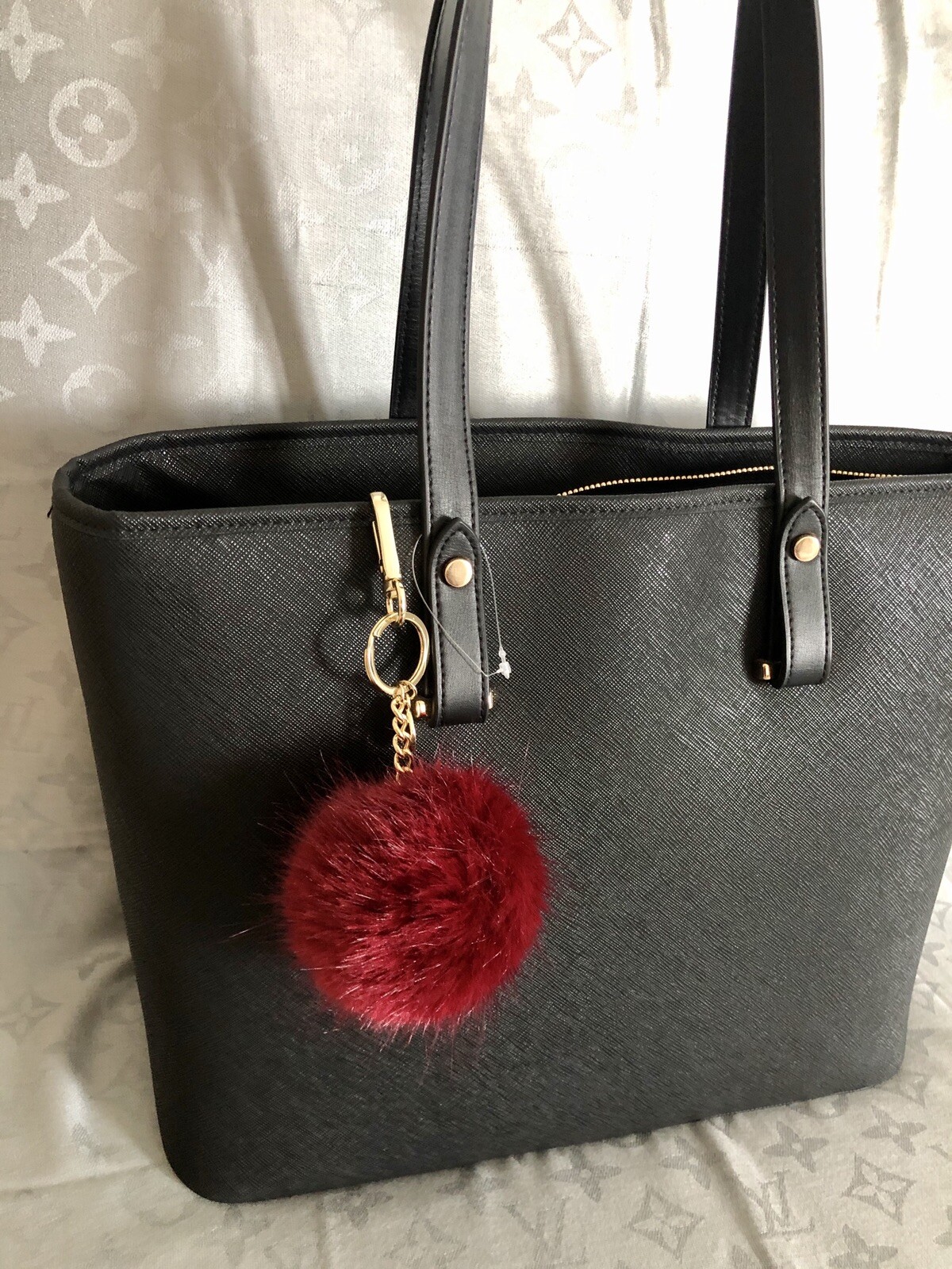 Brand New Tote Bag With Pompon Keychain Cartera Nueva Negra Con Llavero Pompon