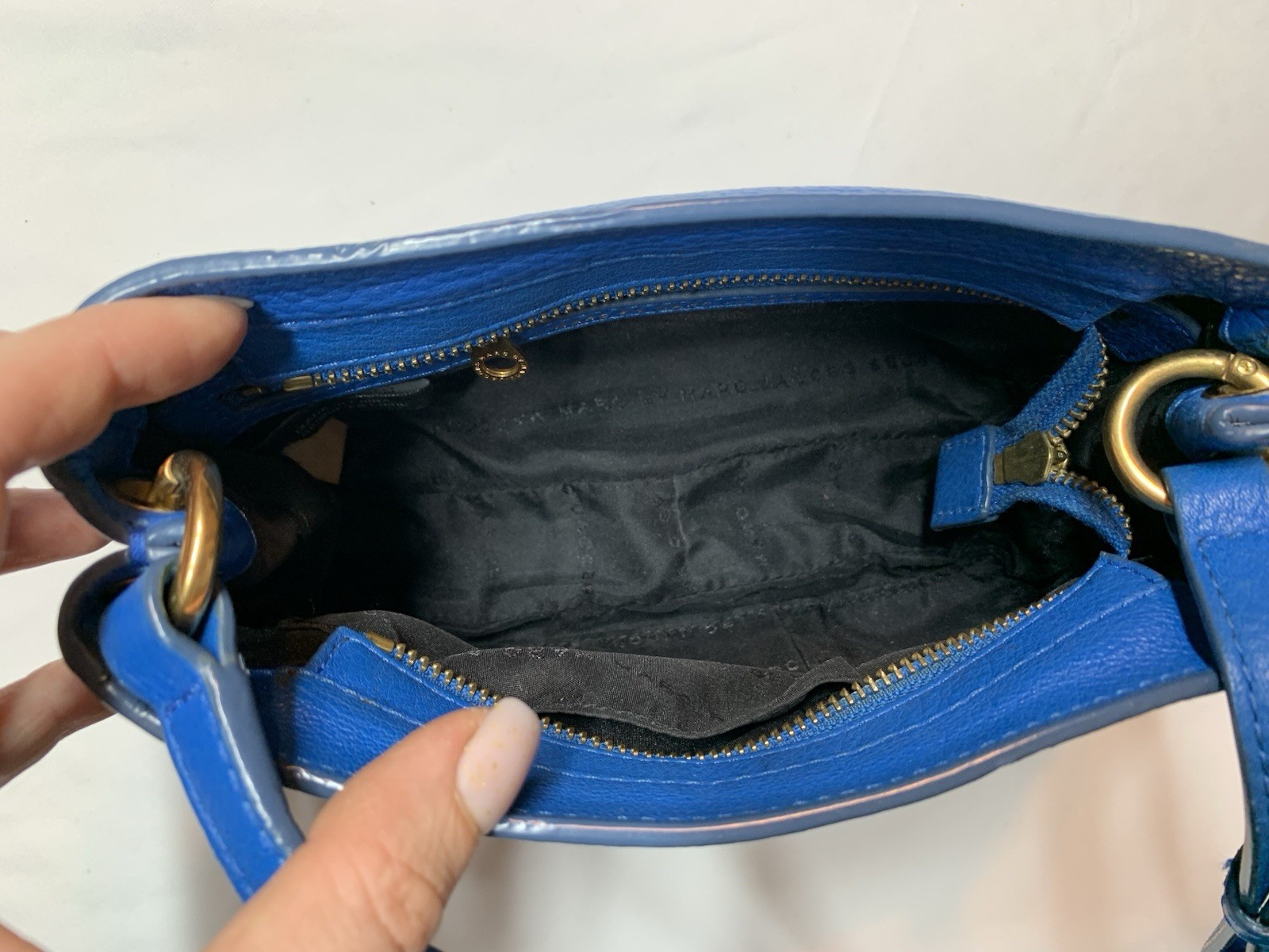 A classic Marc Jacobs shoulder bag made of textured leather in a light blue colo