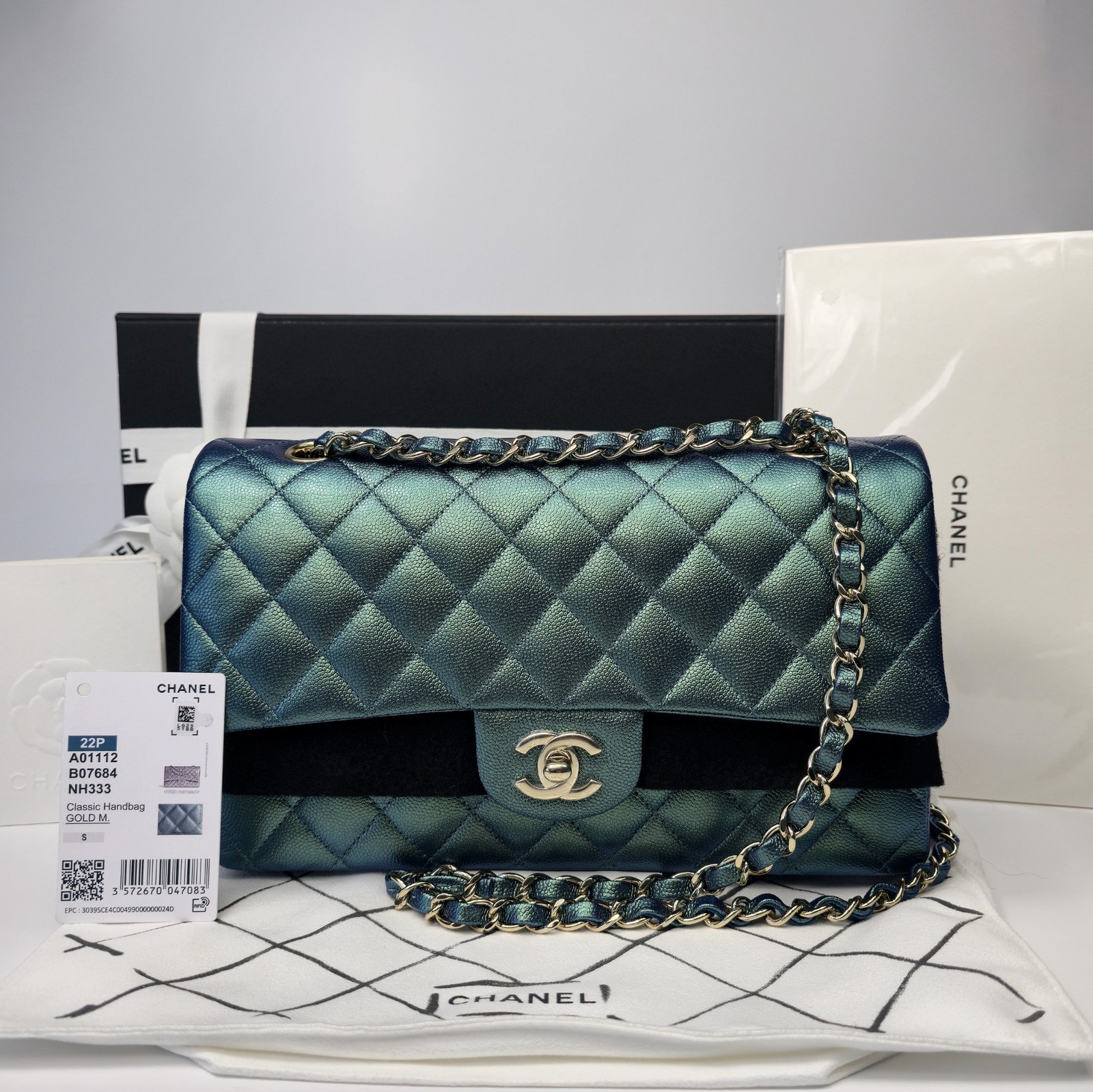Rare w/ tag 22P CHANEL Iridescent Green Caviar Medium Classic Flap
