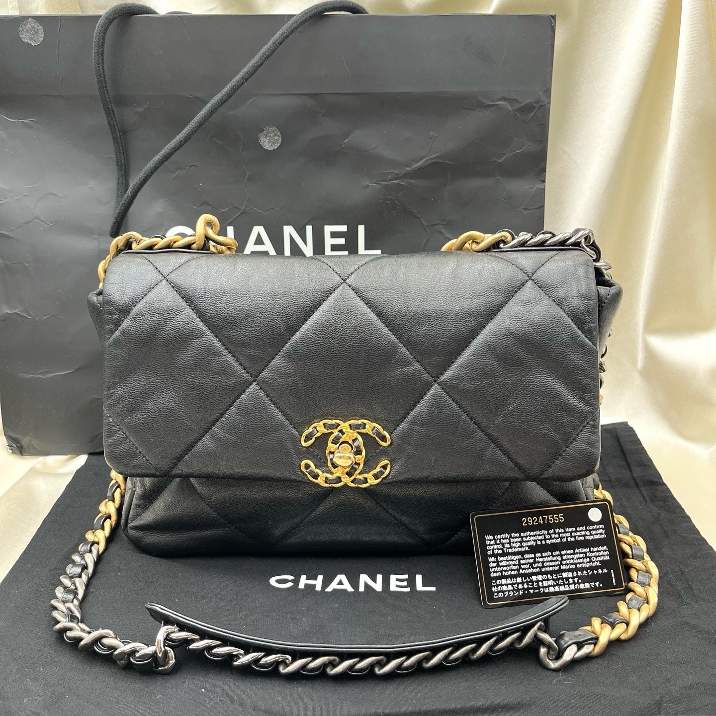 Pre-Owned CHANEL 19 Bag 21C Medium