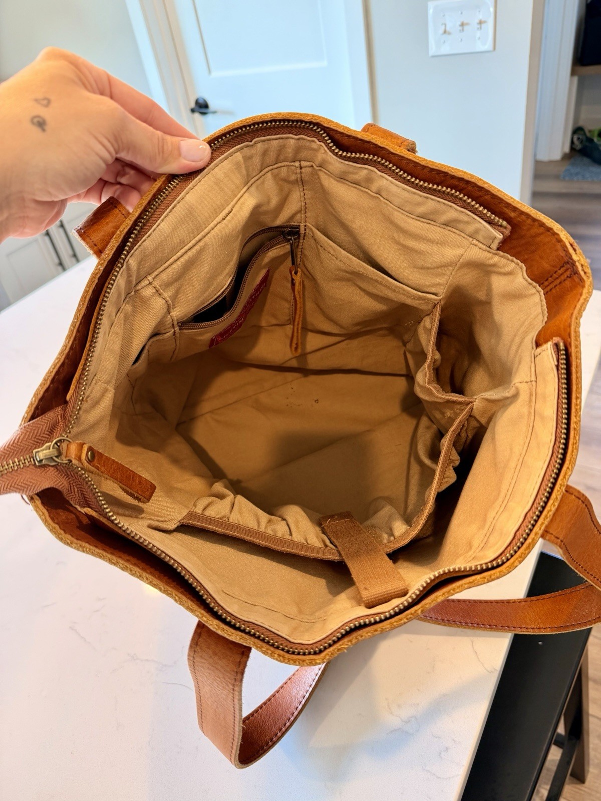 Duluth Trading Company Lifetime Leather Tote-Used Good Condition – Large Size