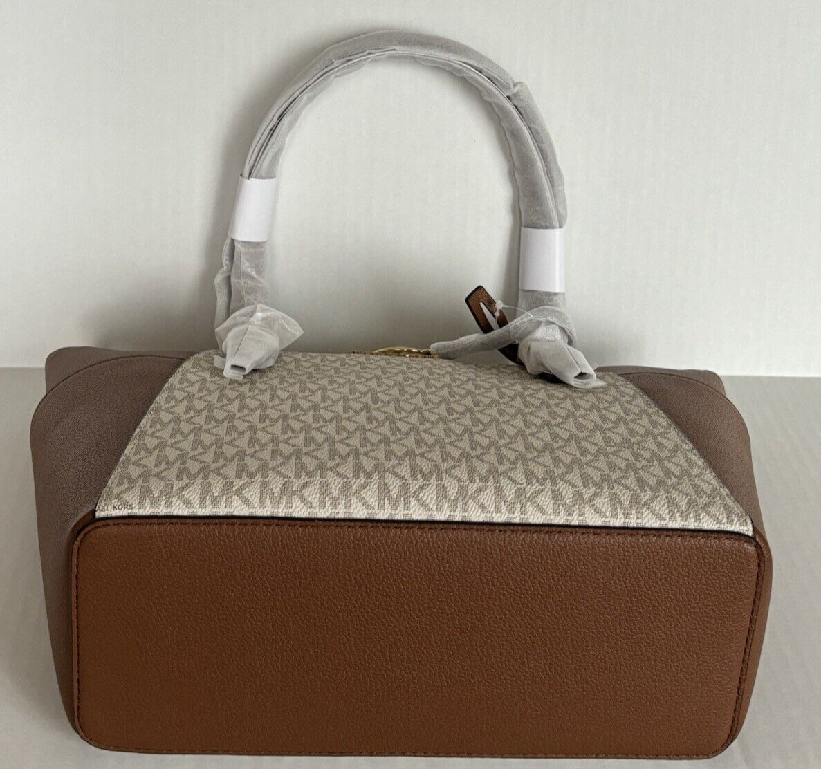 Authentic Michael Kors Charlotte Top Zipshoulder bag in Vanilla + wristlet