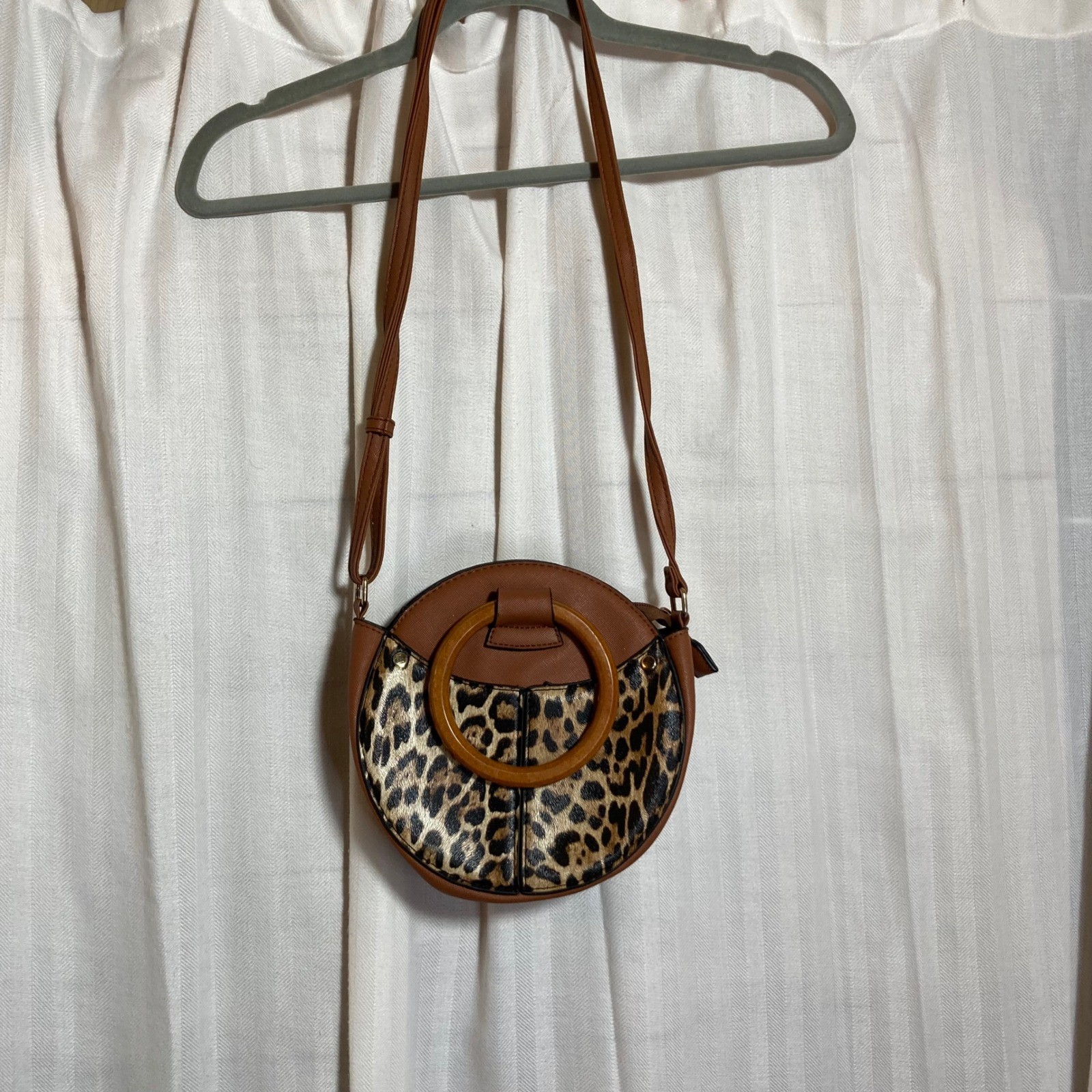 Round Leopard Print Crossbody Bag Wooden Handle Women’s Fashion Accessory