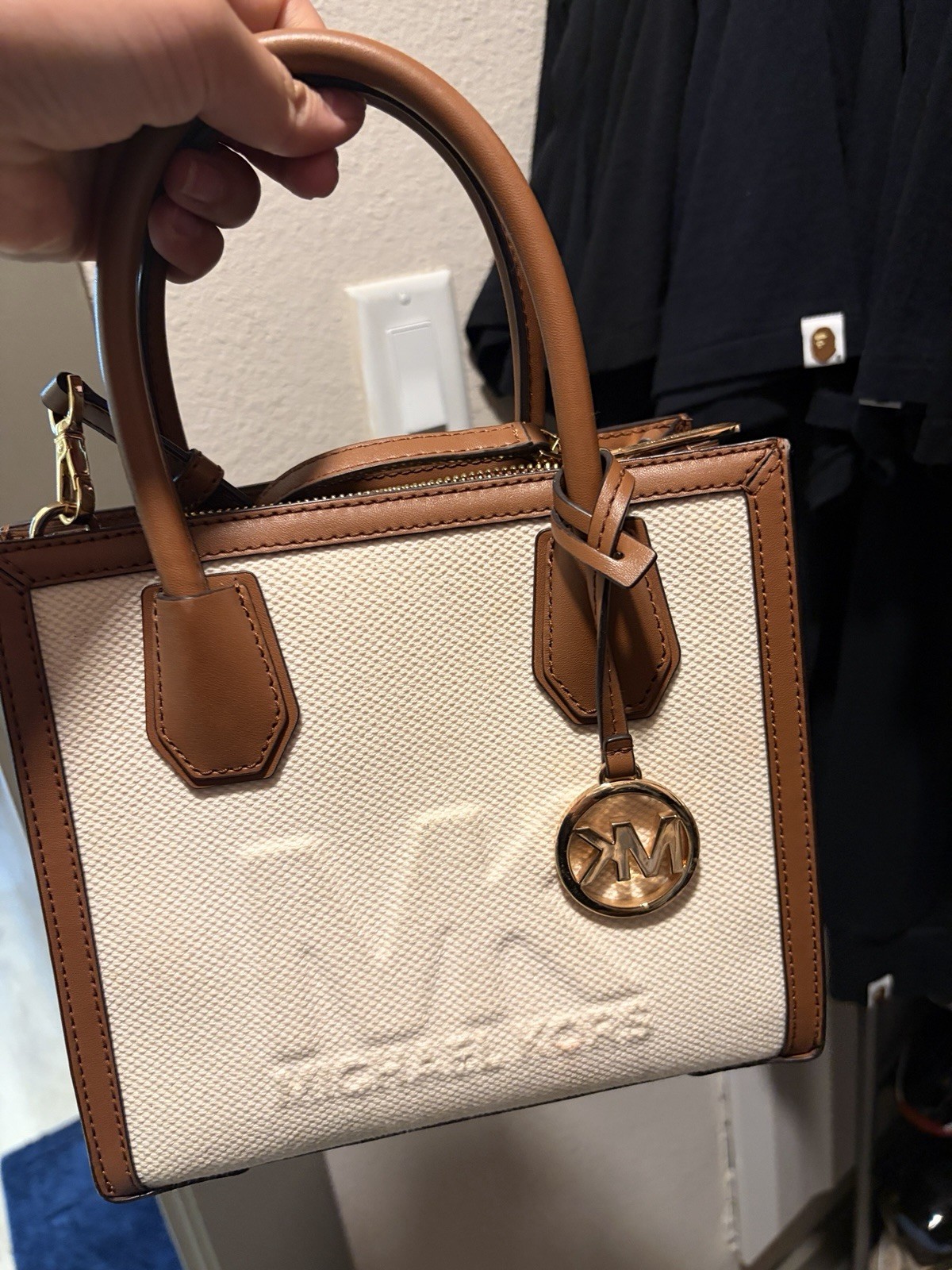 Michael Kors Small Cream/Brown Satchel Top Handle Zip Logo Charm, Det Strap