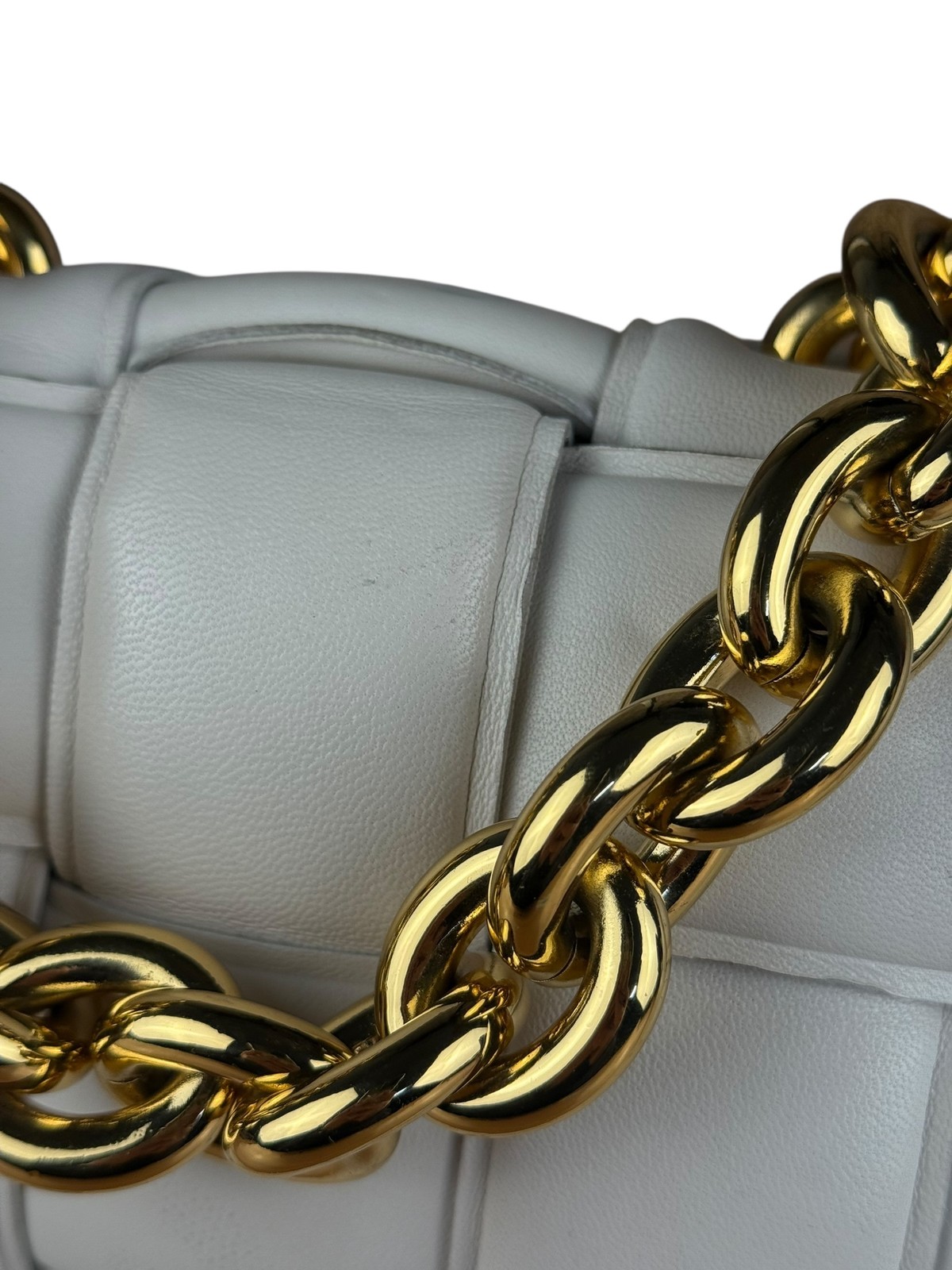 Size OS – Bottega Veneta White Leather Padded Cassette Chain Bag – Pre-Owned