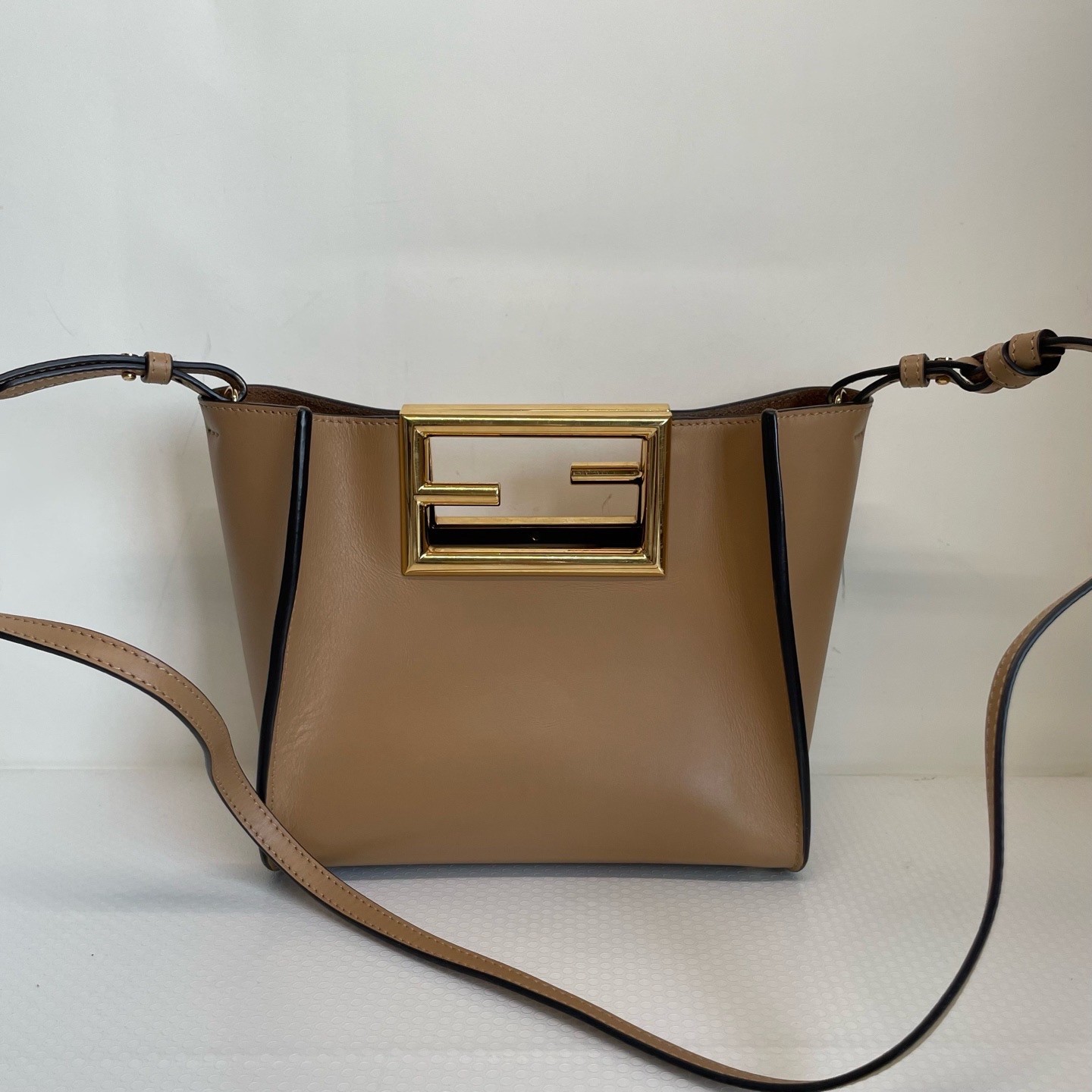 Fendi Pre-Owned Authentic Tote 20*16*10cm Metal Free Tracked Shipping