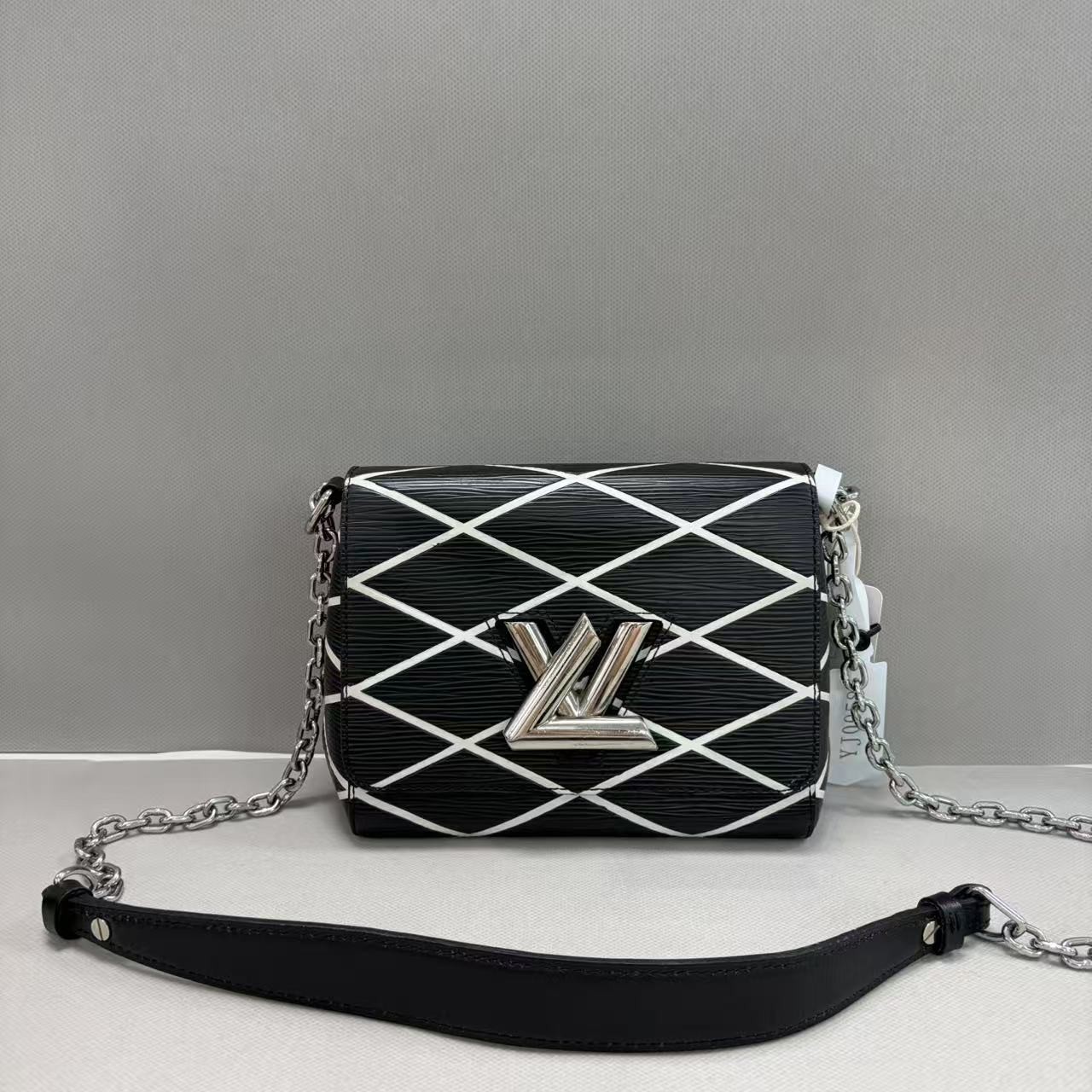 Louis Vuitton Twist Flap Rectangular Shape DYJ0058@pre-verified by eBay 26.07.31