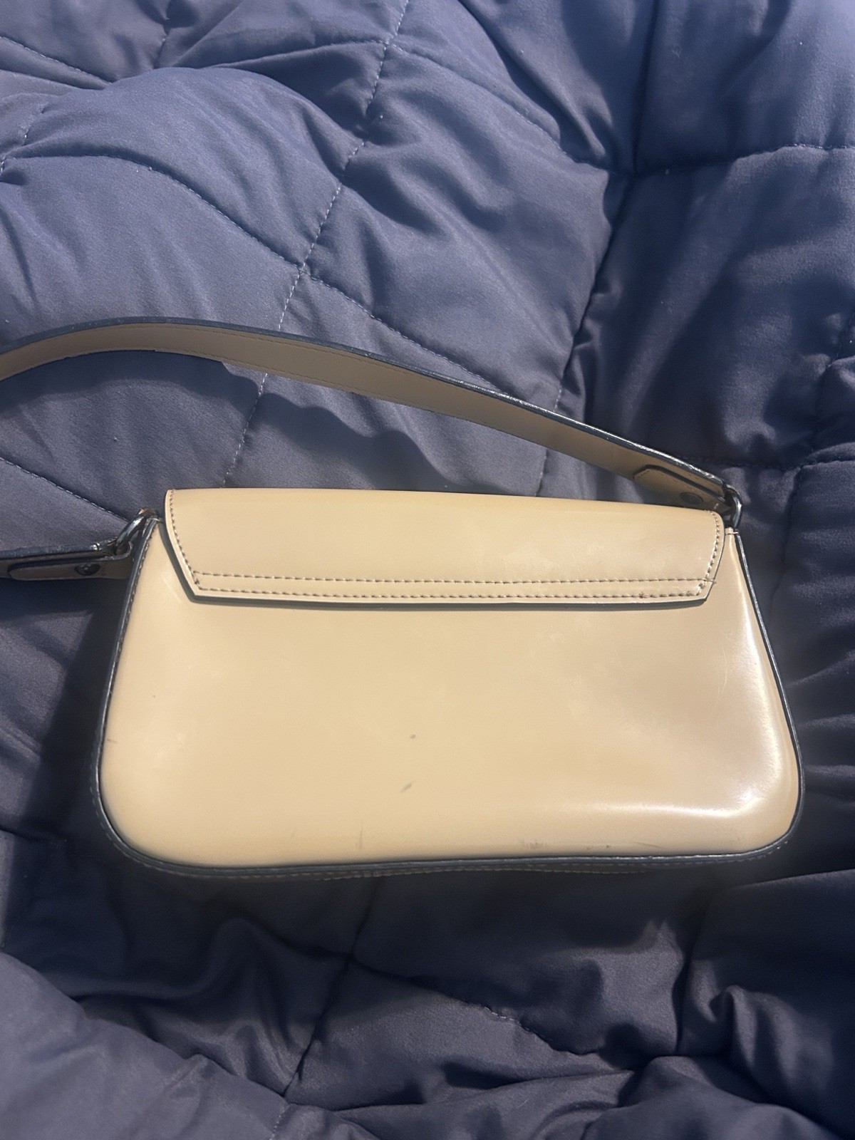 GUESS Women’s Beige Shoulder Bag Black Strap Logo Pattern Lined Inner Pockets