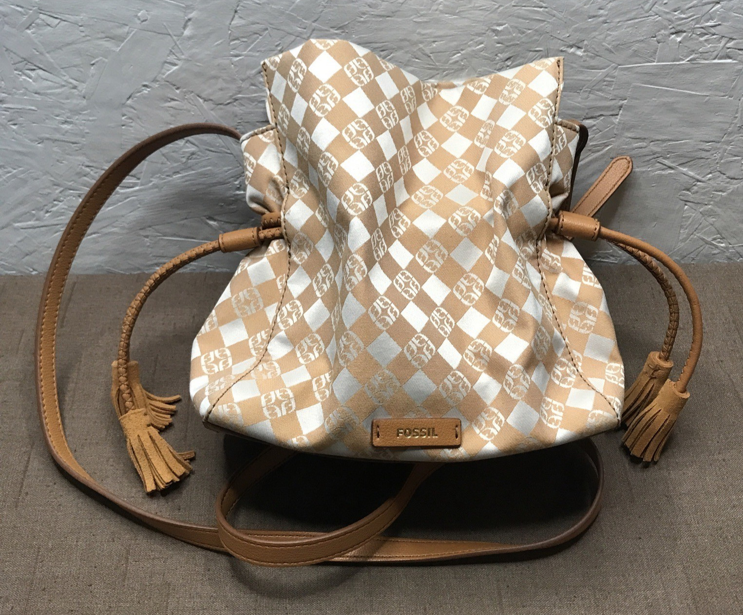 Excellent Fossil Rayna Crossbody Drawstring Tassel Adjustable Tan Cream Jacquard