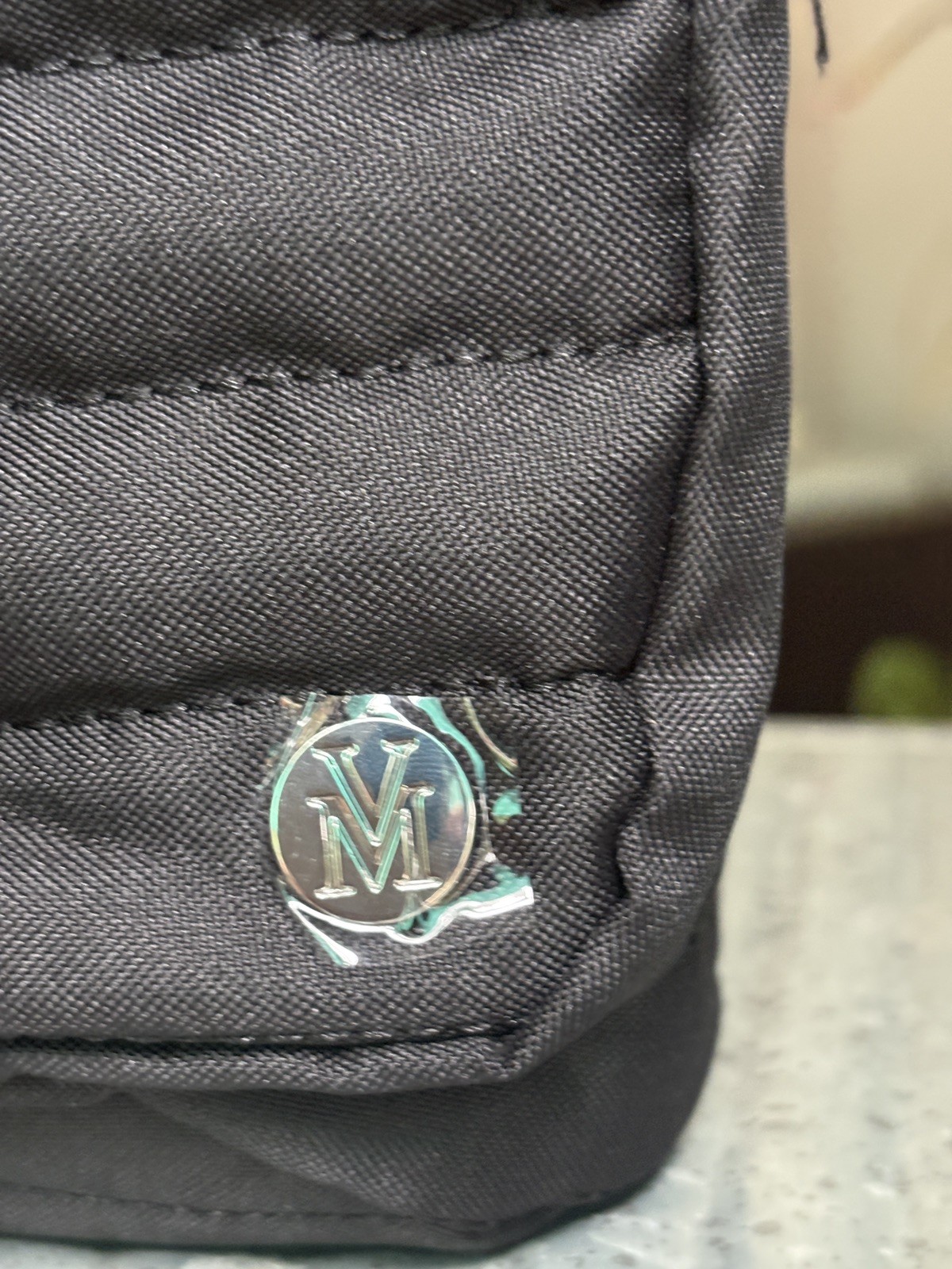 Von Maur Water Bottle Quilted Crossbody Bag Black Excellent Condition Hiking