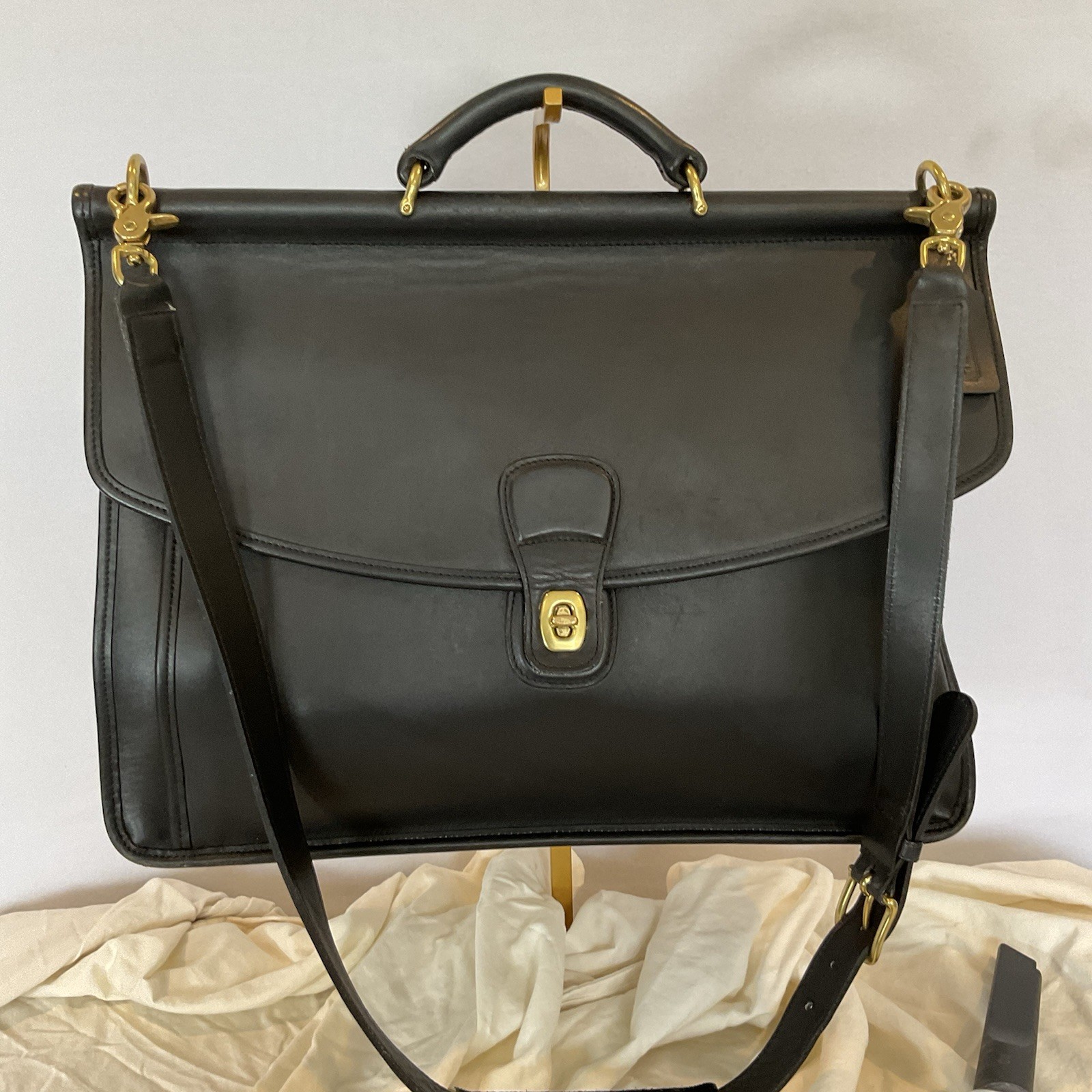 Authenticated Vintage Coach Metropolitan briefcase Blk glove tanned leather USA