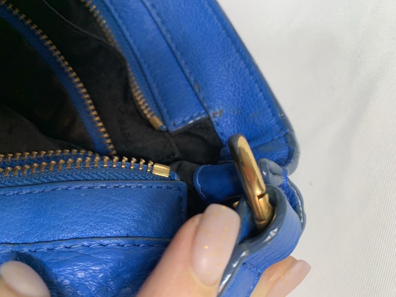 A classic Marc Jacobs shoulder bag made of textured leather in a light blue colo