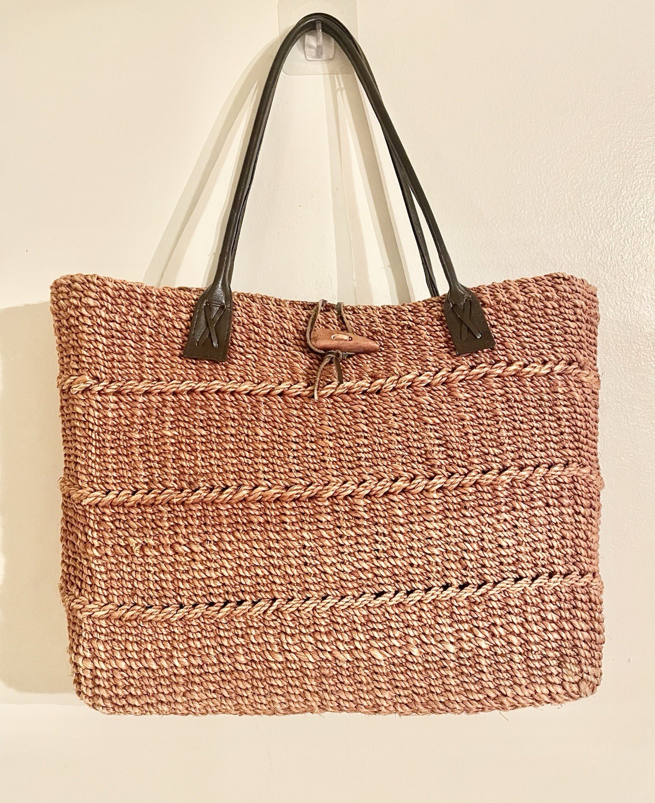 Woven Straw Tote Bag w/Brown Leather Handles Toggle Button Natural/Rosewood- EUC