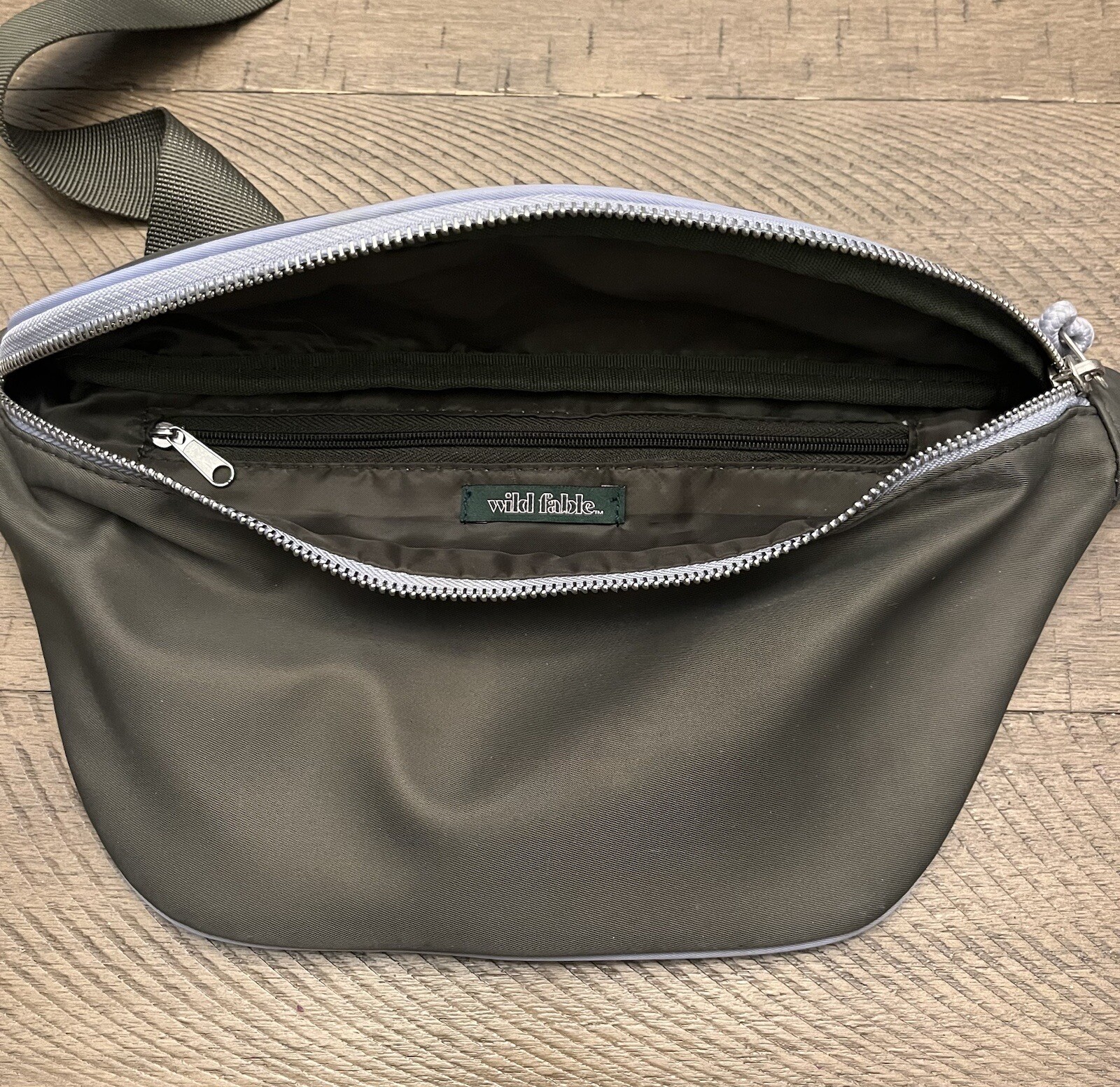 Wild Fable Unisex Fanny Pack Olive Green Trimmed w/Lavender Piping Metal Buckle