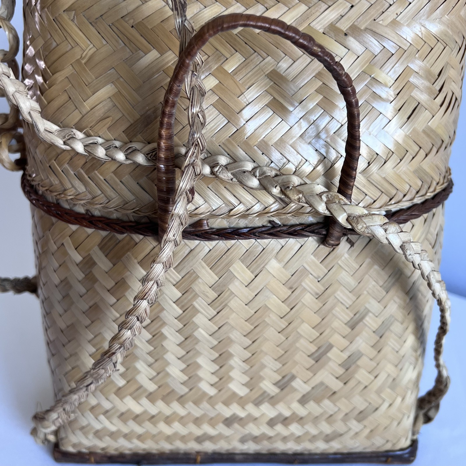 Vintage Hand Woven Straw Basket Handbag Shoulder Bag Folk Art Boho Purse Lid
