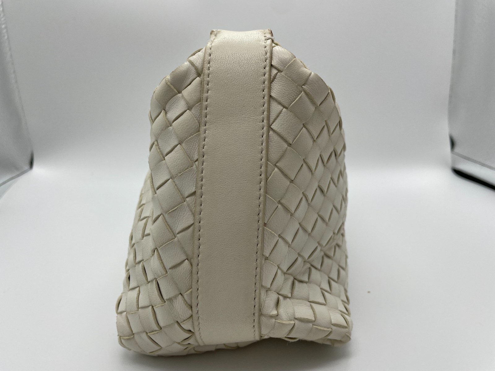 BOTTEGA VENETA Intrecciato White Leather Pouch Bag Auth 251002