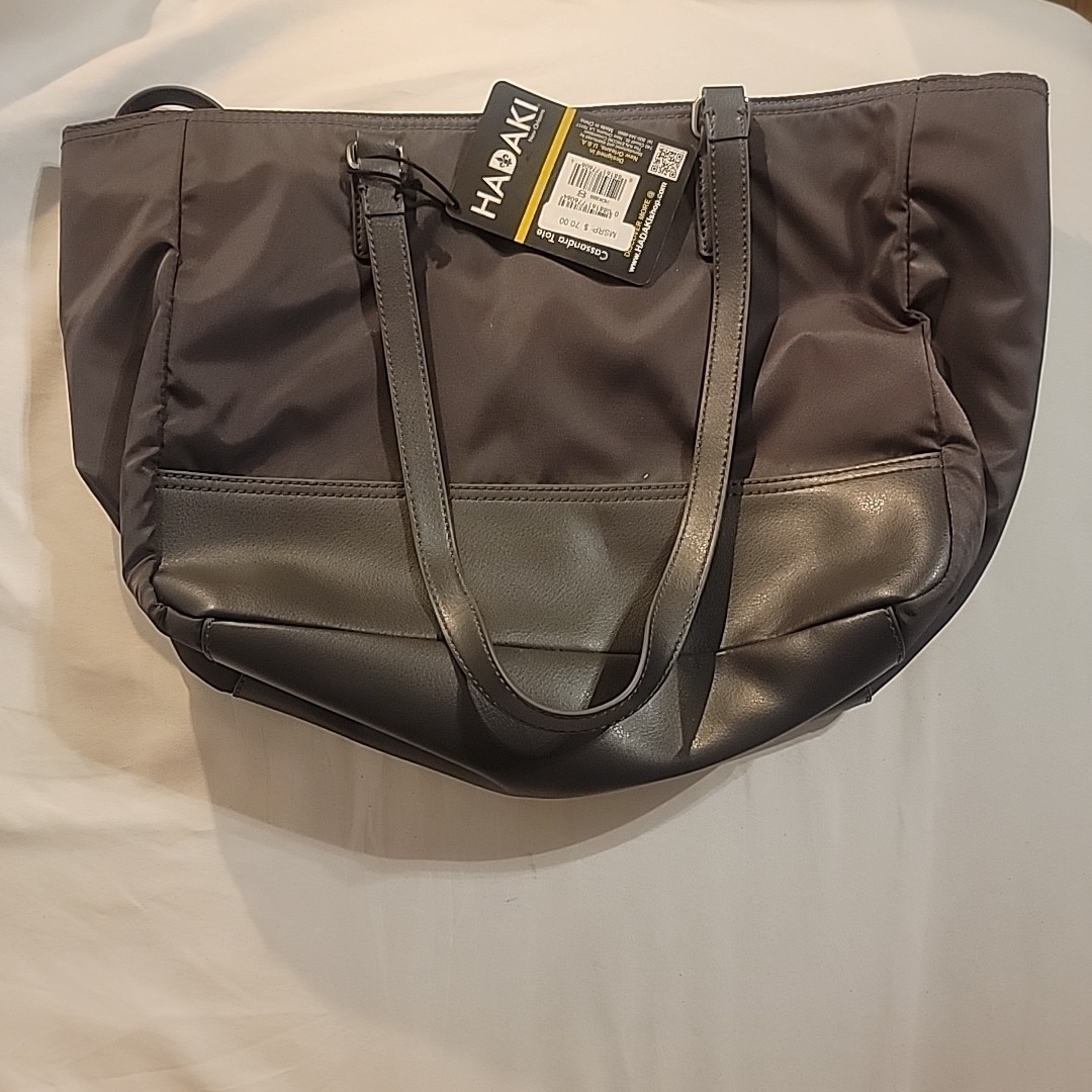 Hadaki Zip Carry All Pod – Medium Black with pink zipper, Flowers lining NWT