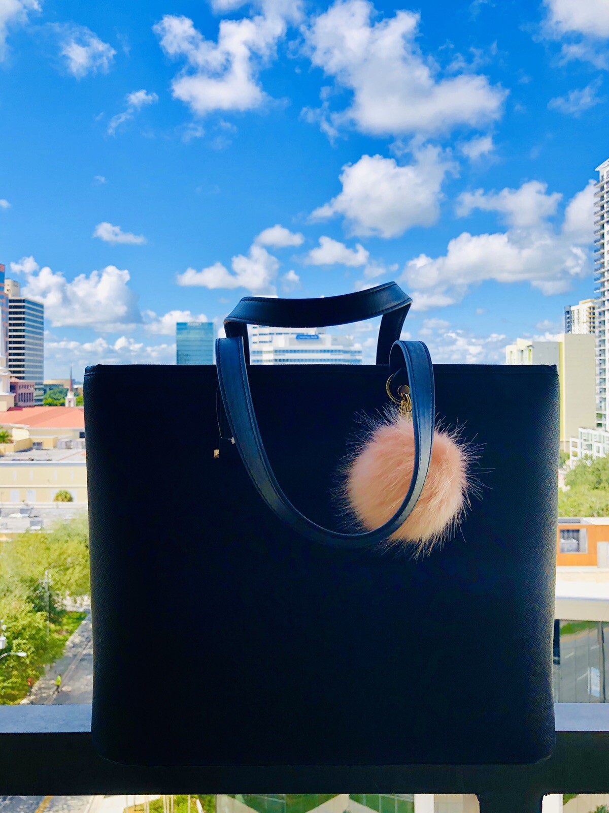 Brand New Tote Bag with rose keychain Cartera negra compacta NUEVA con pompon
