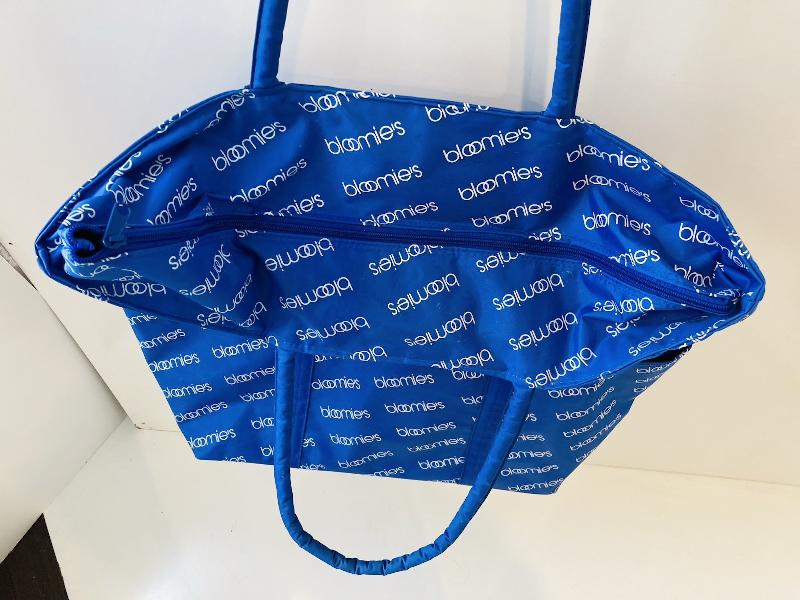 Bloomingdale’s Bloomie’s Blue zipper top Tote Bag Water Resistant Beach Shop