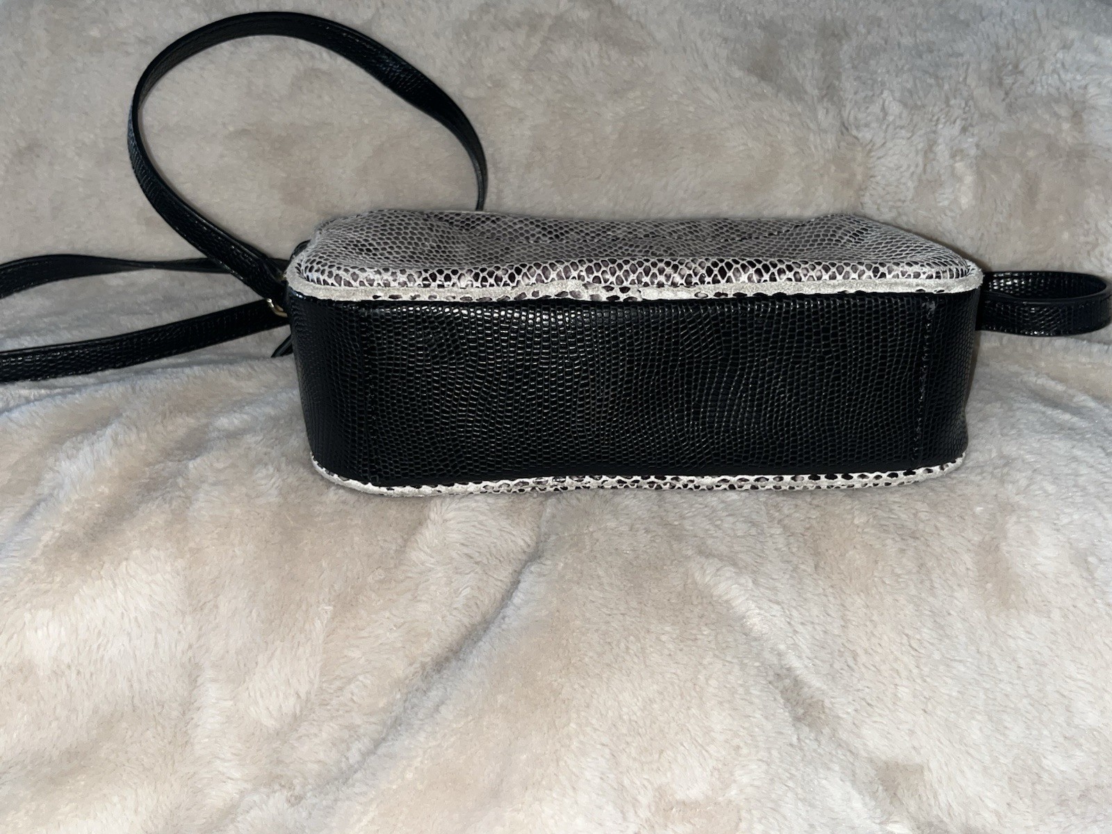 G.I.L.I. GOT IT LOVE IT Snake Embossed Camera Style Crossbody Black Gray Leather