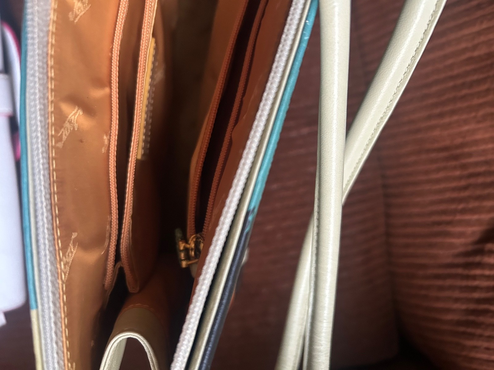 Women’s Handbags Dooney and Bourke Icon