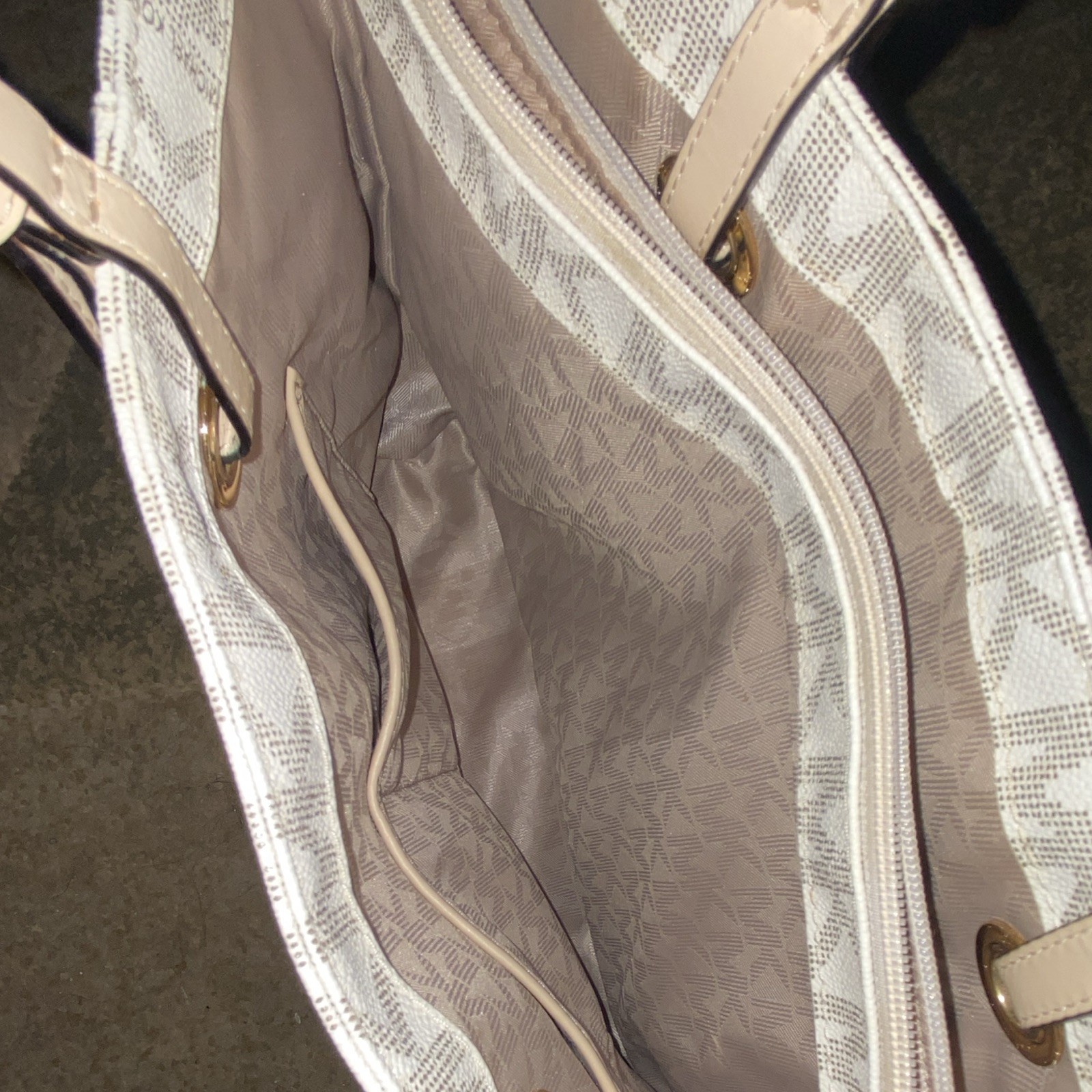Michael Kors Logo Tote Bag White Large Zip Gold Hardware Charm Inner Pockets