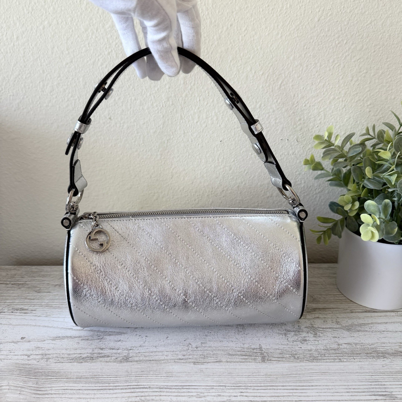 New Gucci Blondie Silver Shoulder medium size handbag with Cylindrical Design