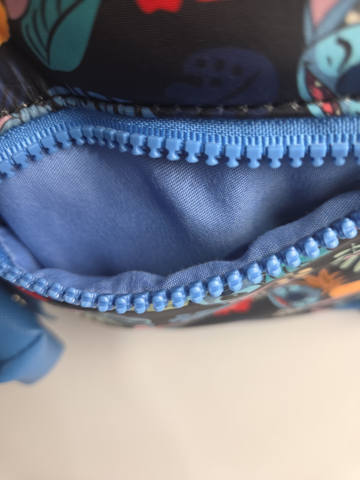 Bioworld Disney Lilo & Stitch 8in Crossbody Bag Hawaiian