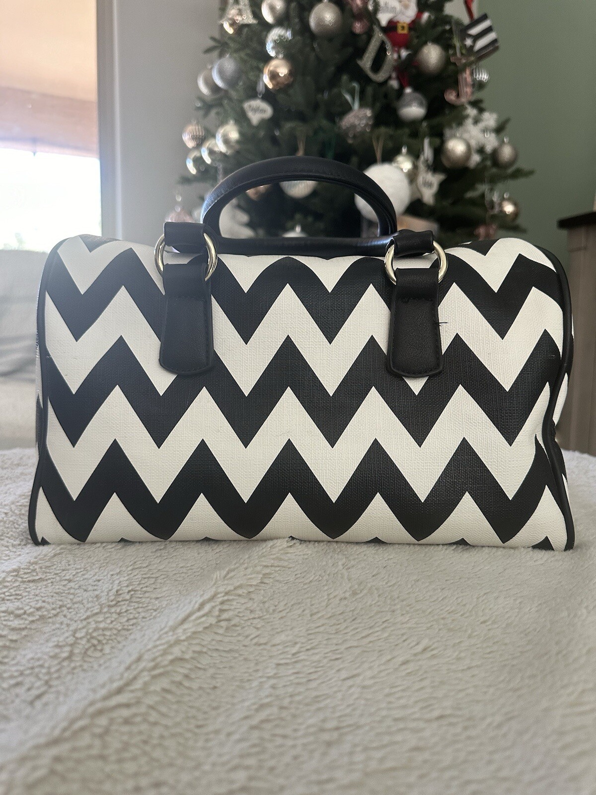 Black & White zig zag pattern women’s purse