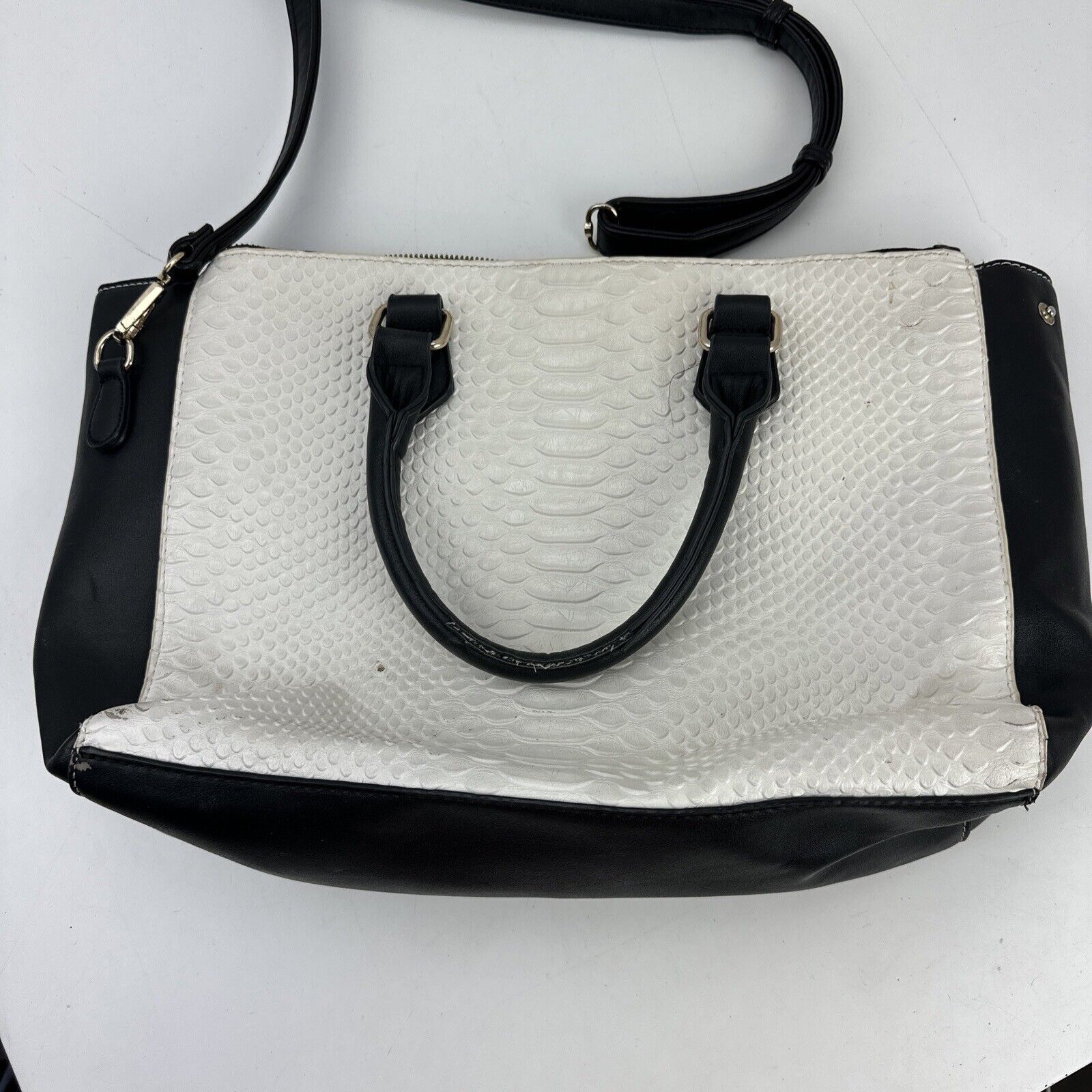 Madison West Scales Pattern Purse Womens Handbag White Black 14x10x4