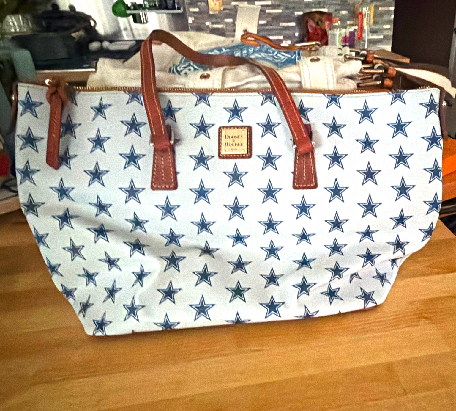 Dooney & Bourke Stars Women’s Tote White Blue Zip Closure Red Lining Large