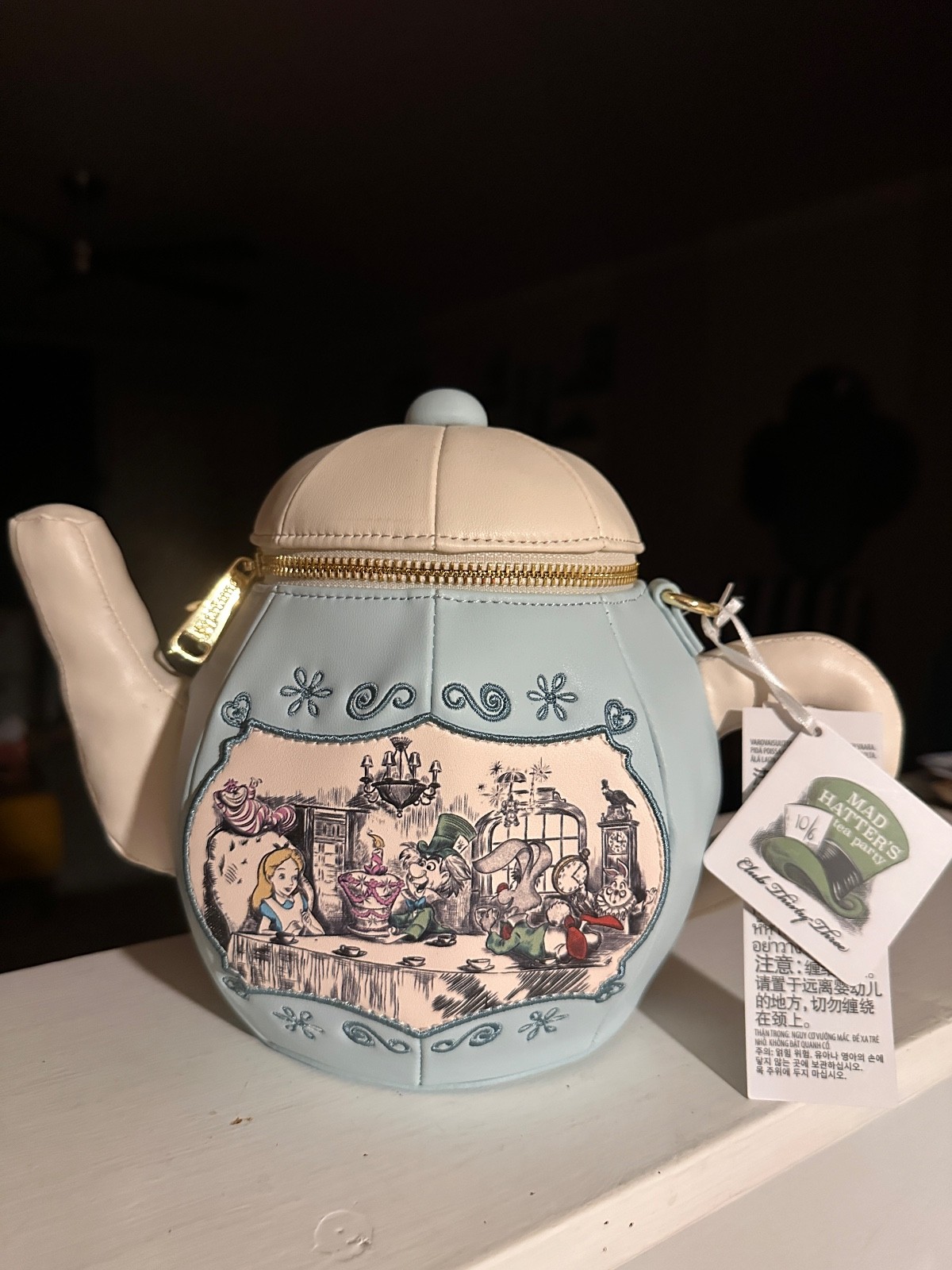 Club 33 Alice In Wonderland Tea Party Lounge Fly Purse, brand new, tags on