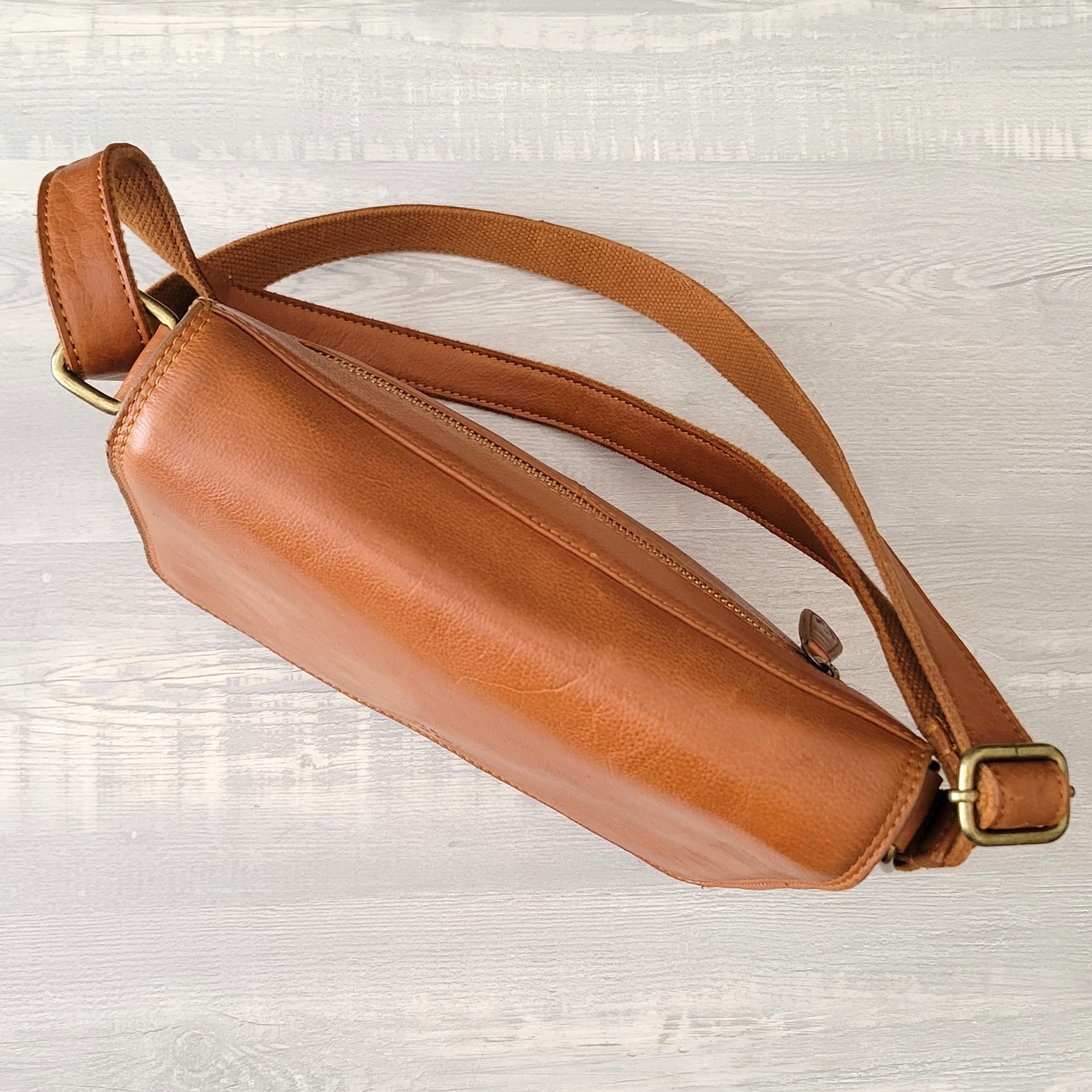Oak & Tan Crossbody Shoulder Bag Tan Leather Flap Adjustable Strap EUC