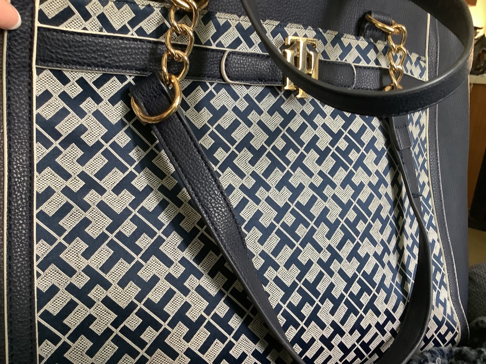 Tommy Hillfiger Navy, white, and beige tote/purse 18″x12″x5” 2 inside partitions