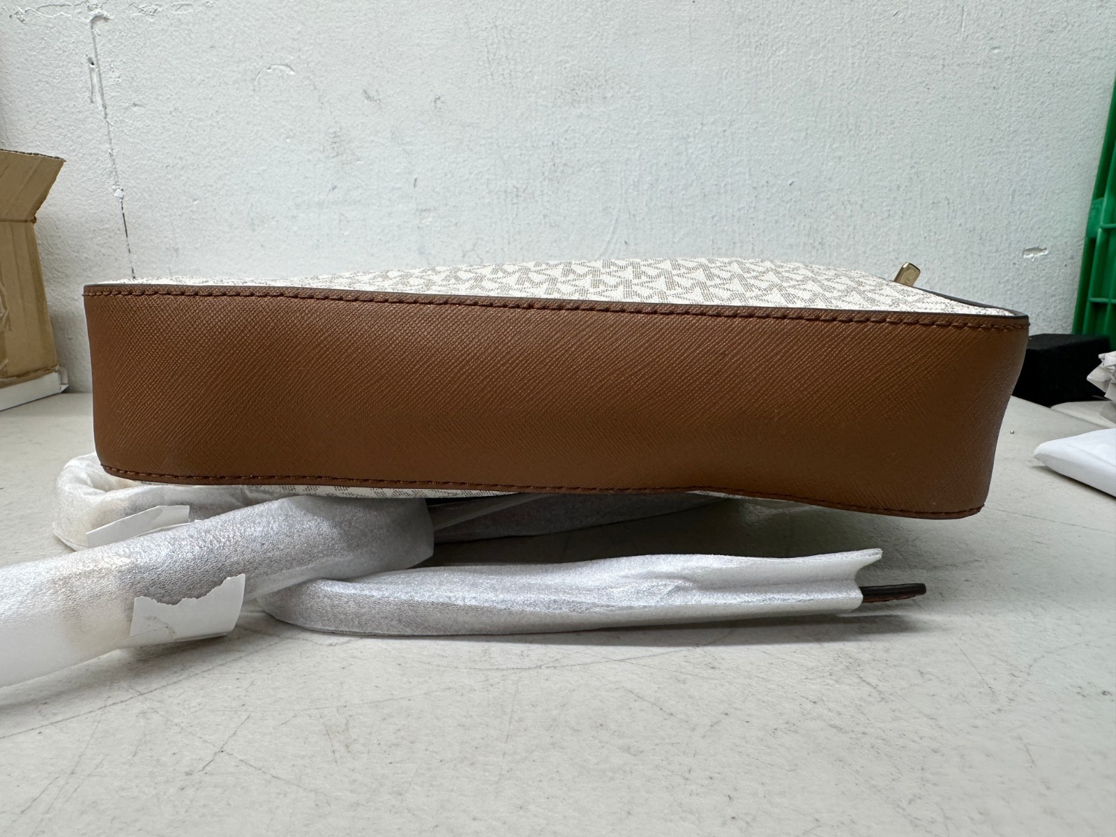 Michael Kors Jet Set Item Large East West Crossbody Chain Handbag Clutch Vanilla
