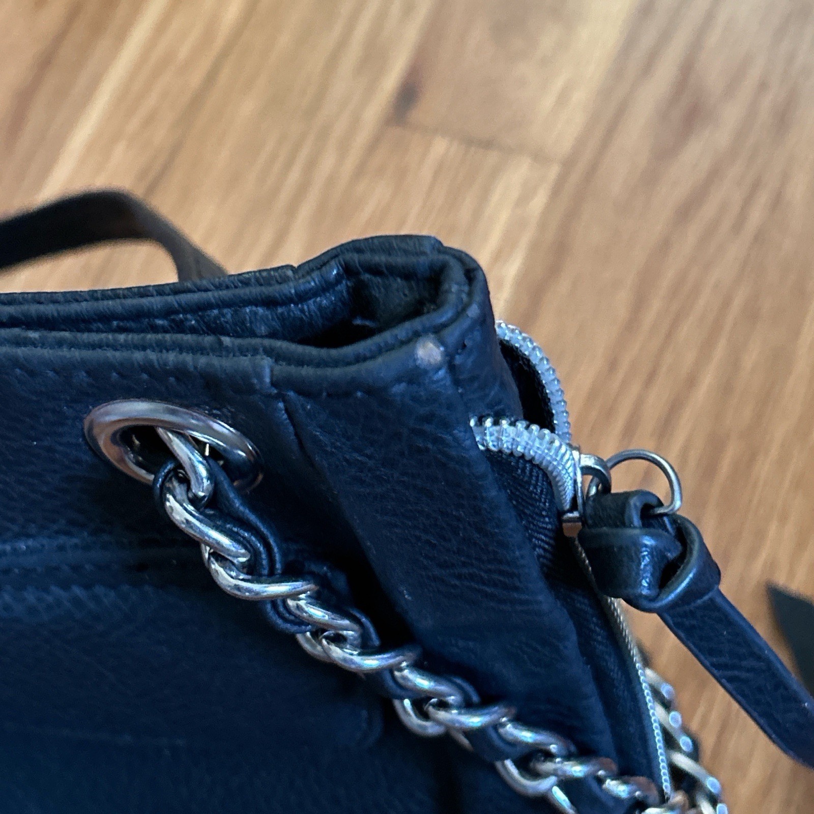 Kenneth Cole Reaction Black Pebbled Chain Strap Shoulder Bag Snap/Zip