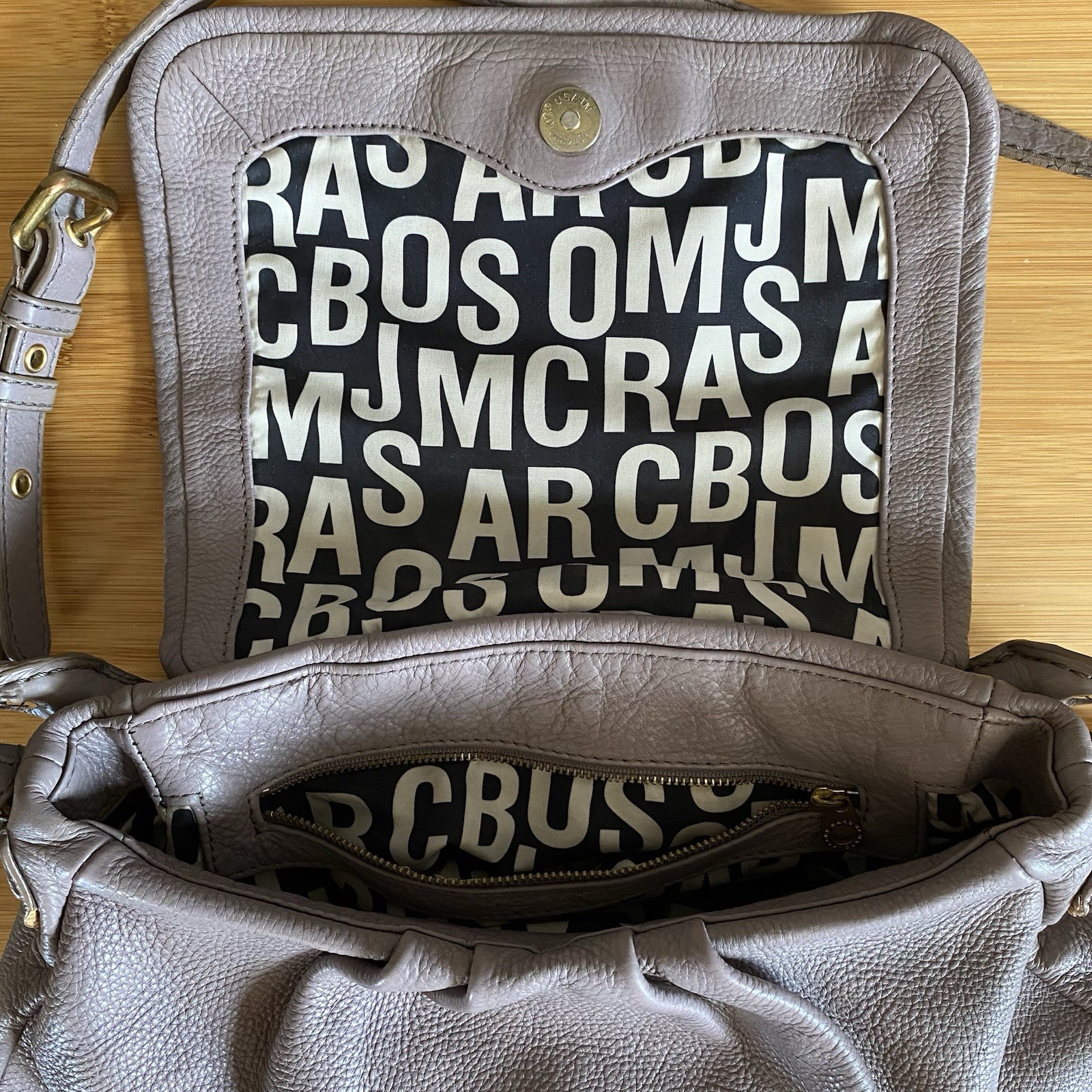 Preowned – MARC JACOBS Classic Q Lil Ukita – Womens Handbag PURSE – TAUPE Pebble
