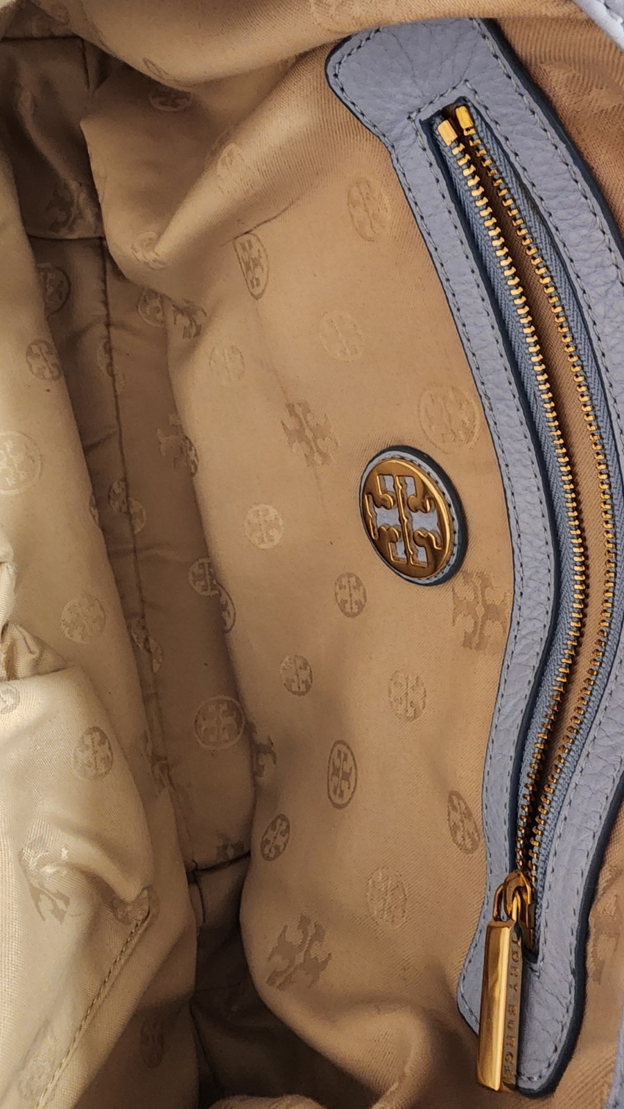 Tory Burch Amanda Hobo bag pebbled leather, a front flap pocket signature logo