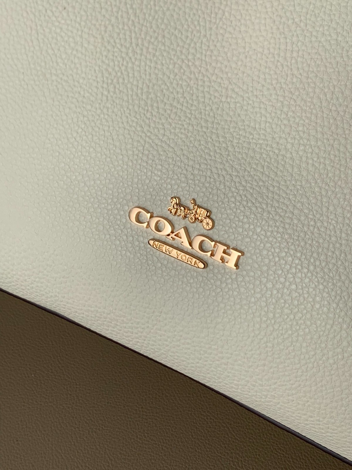COACH CR148 Laurel Shoulder Bag Soft Pebble Leather Chalk Outlet New