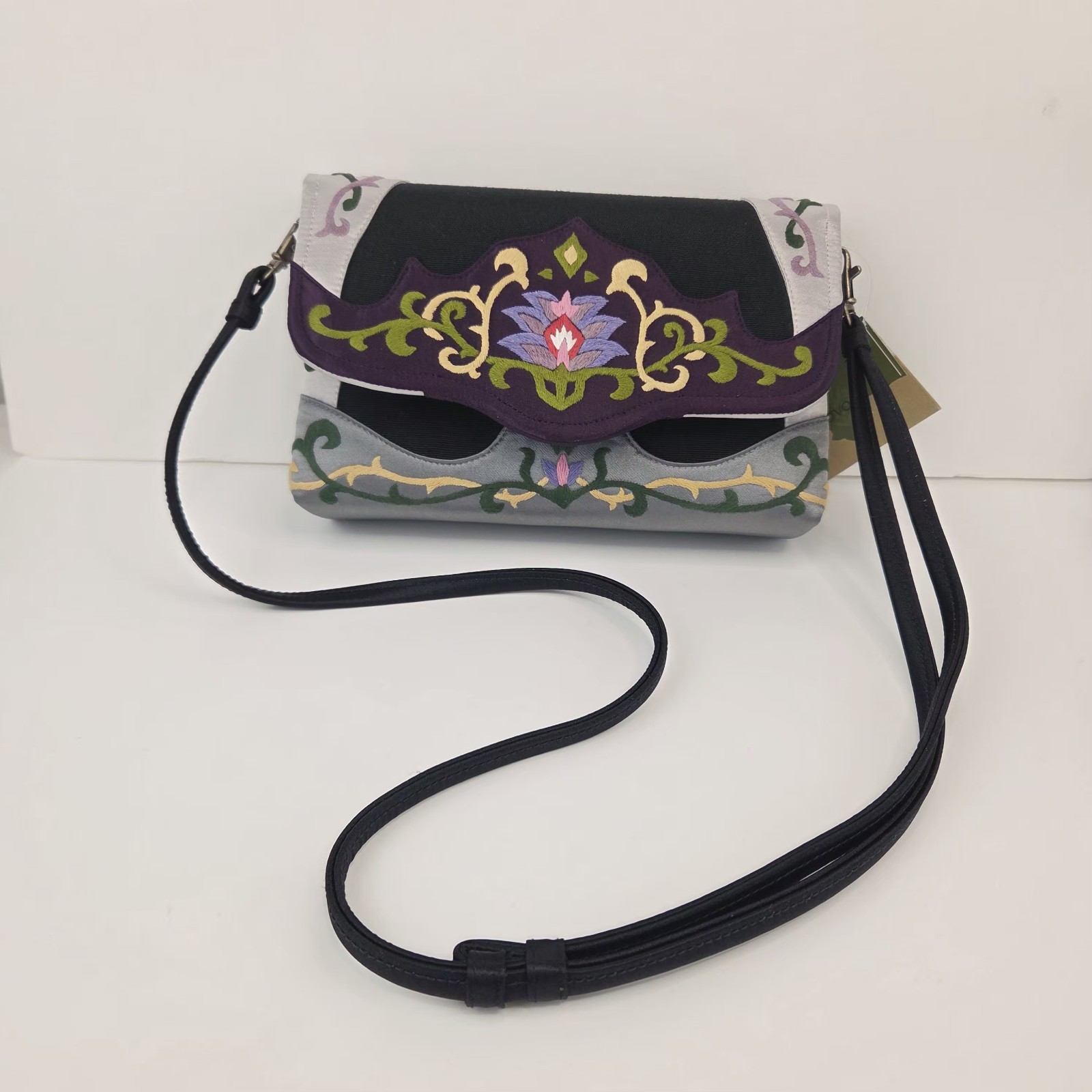Oovoo Purse Embroidered Silk Floral Multicolored Crossbody Bag 8.5″x5.5″