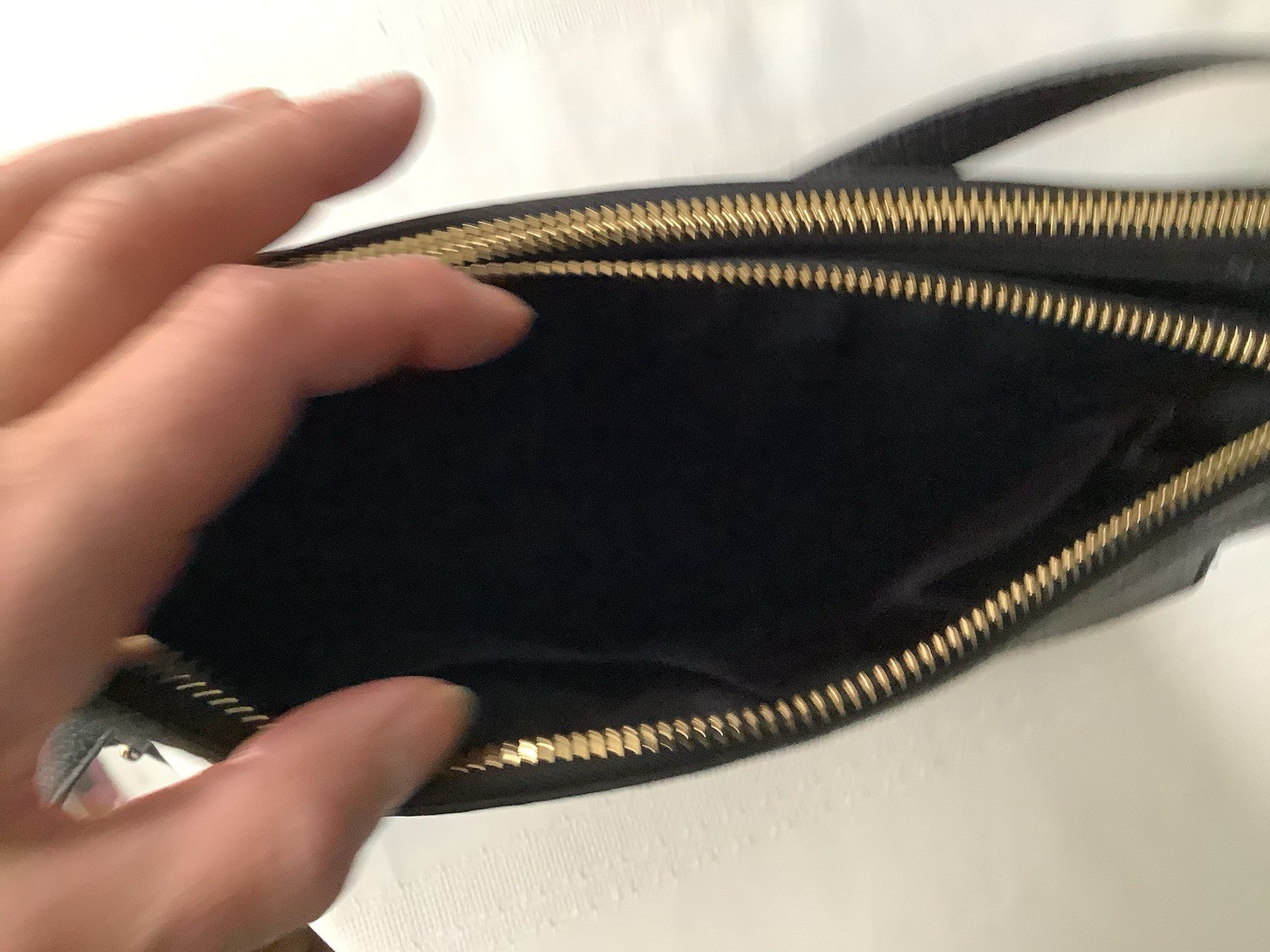 Vince Camuto Black Galley Pebbled Leather Crossbody Bag 9.5x7x2”. Handle 20-24