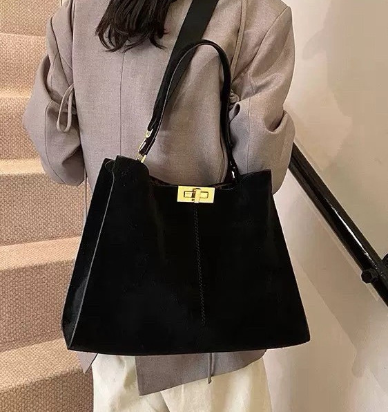 Black Women’s Shoulder Bag Gold-Tone Hardware Turn Lock Logo Lined Interior