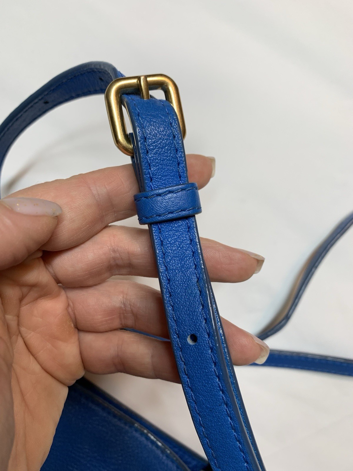 A classic Marc Jacobs shoulder bag made of textured leather in a light blue colo