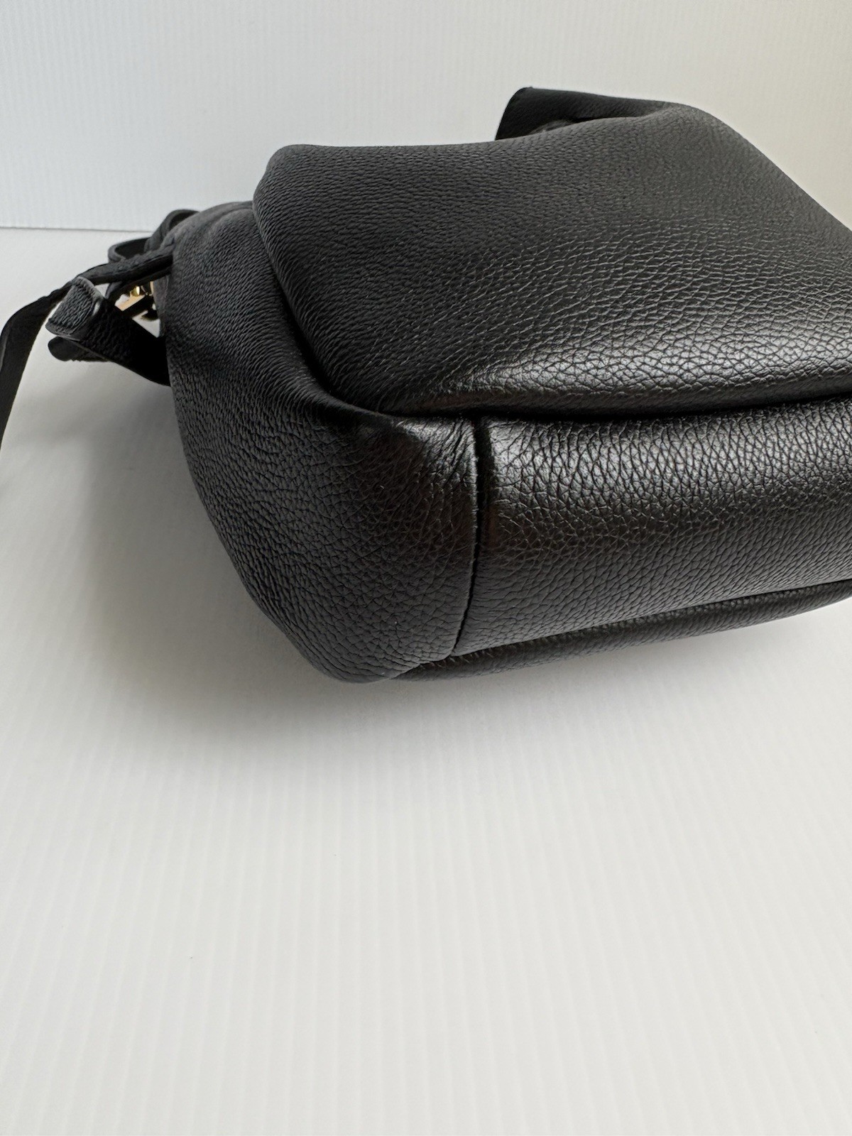 Tory Burch Romy tSmall Bucket/Crossbody Bag in black pebbled leather EUC