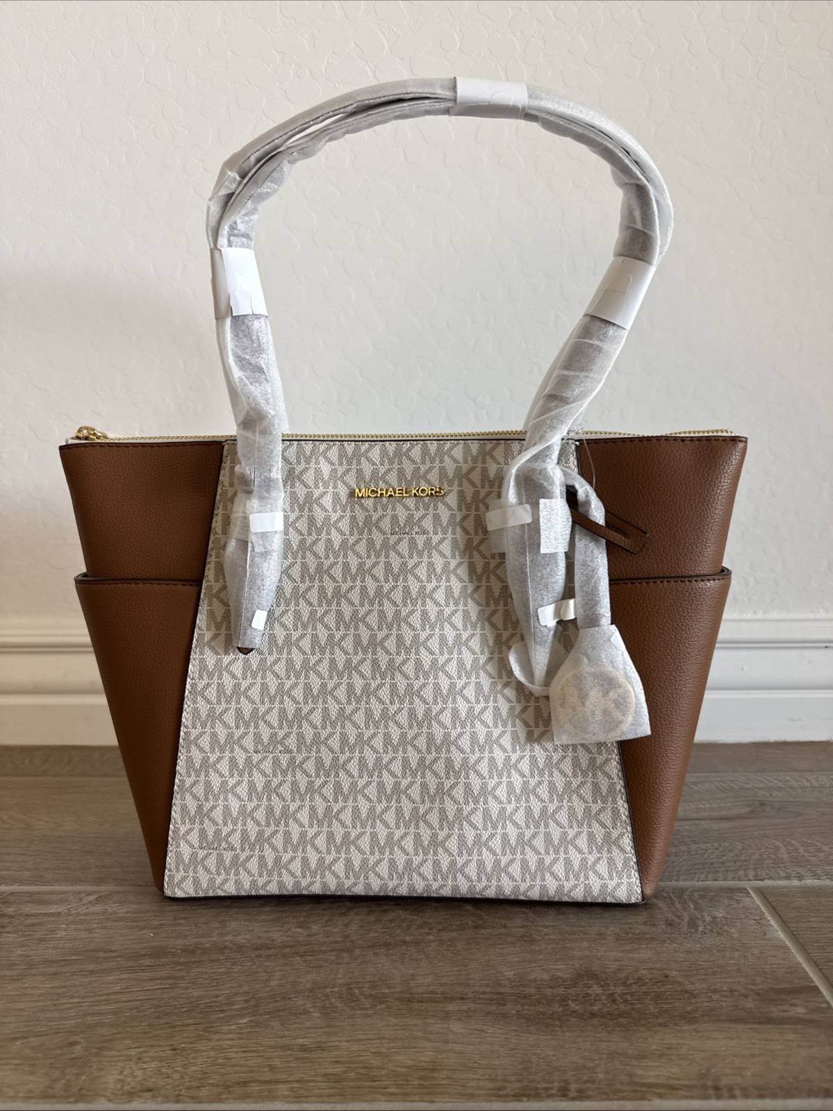 NWT MICHAEL KORS CHARLOTTE LG TOP ZIP LEATHER TOTE & TRIFOLD WALLET VANILLA/GOLD
