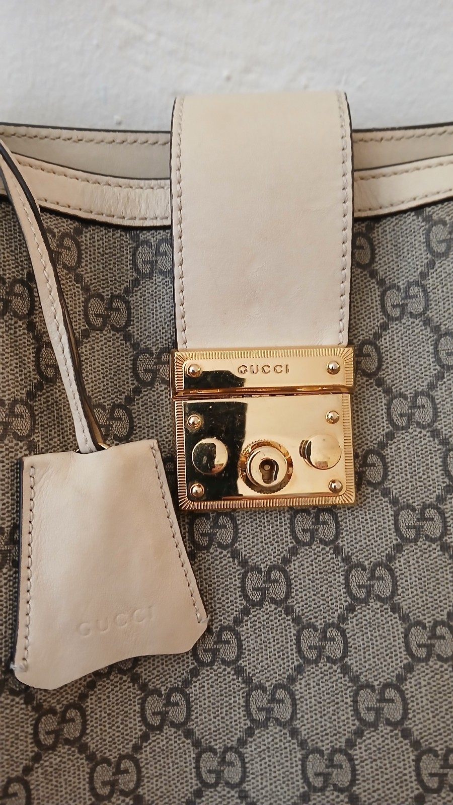 Gucci Padlock Medium Handbag (Cream) – Very Good Condition