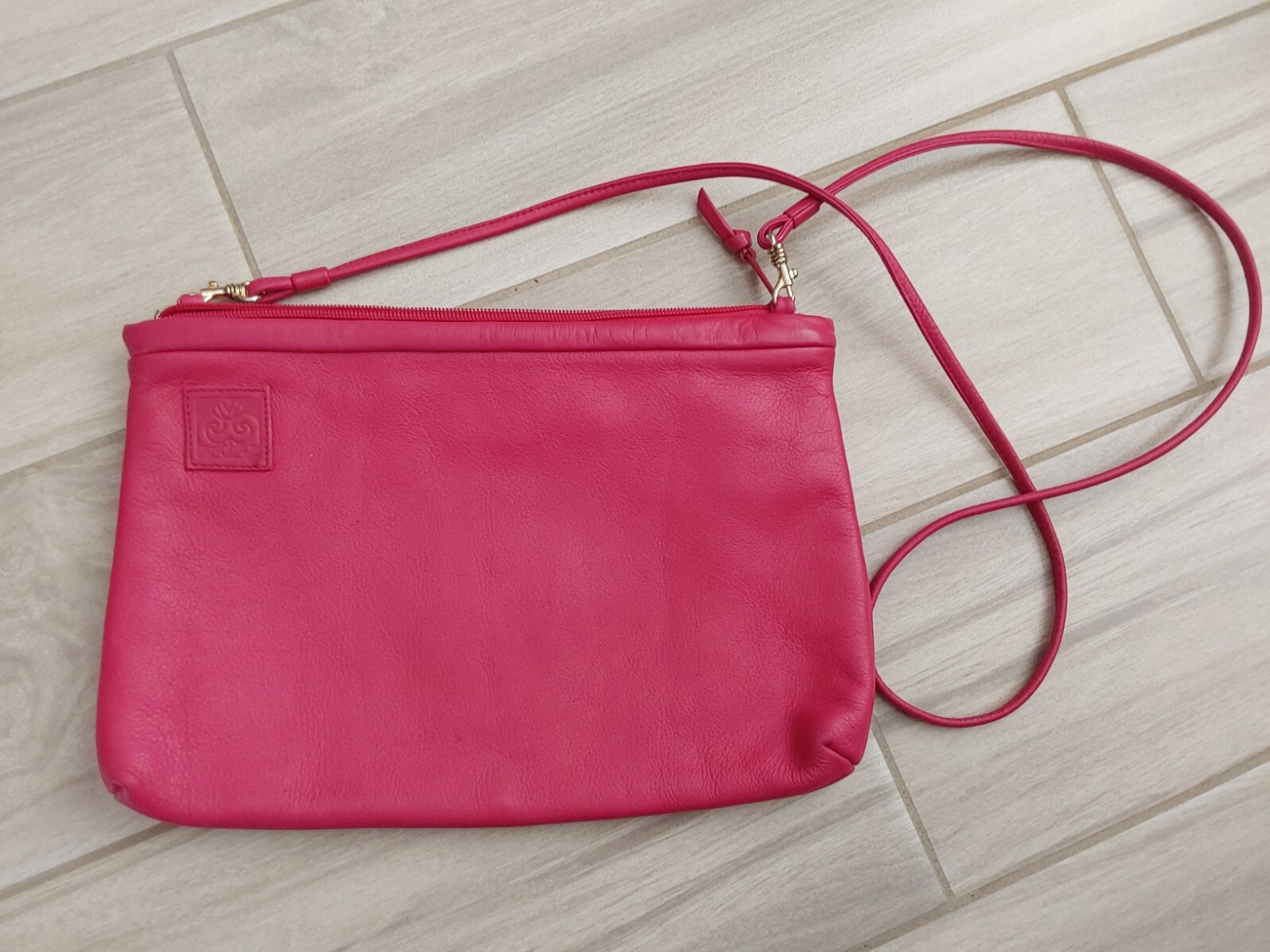 Amanda Smith Magenta Pink Leather Crossbody Clutch Handbag. Size 8×11
