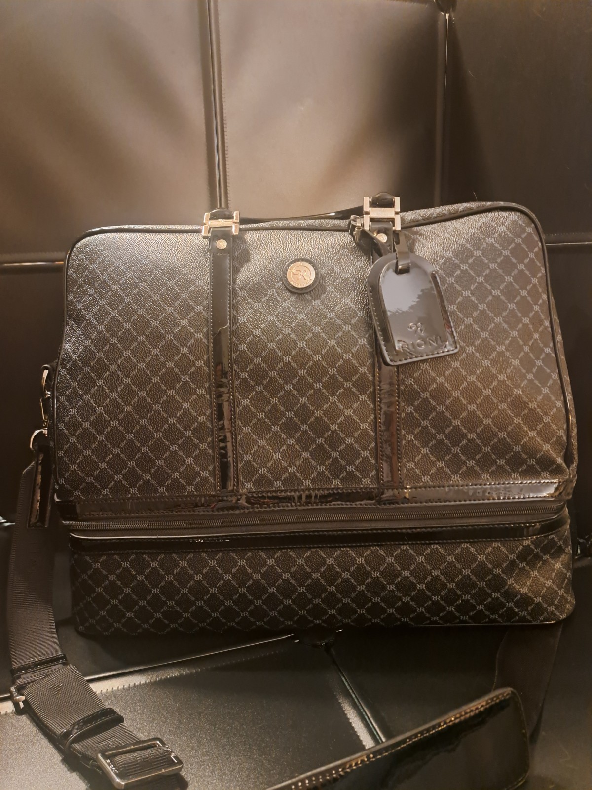 Rioni Signature Black Duffel Dome Traveler STB-20051 Two-Tier Luggage Bag NWOT