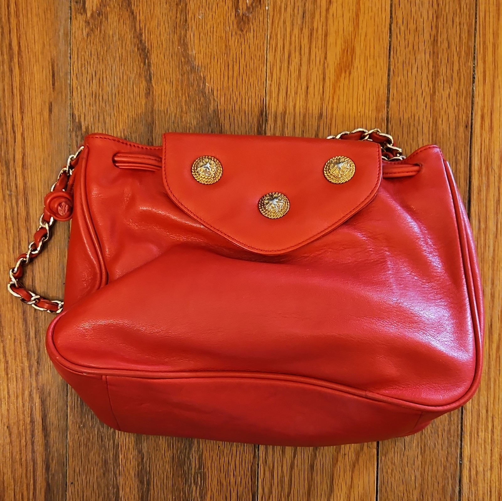 vanessa Red Solid Shoulder Bag Gold Chain Shoulder Strap Button Closure